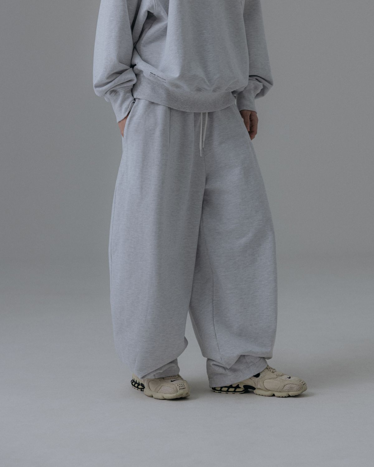 앵글런(ANGLAN) Steady Sweat Balloon Pants - White Melange