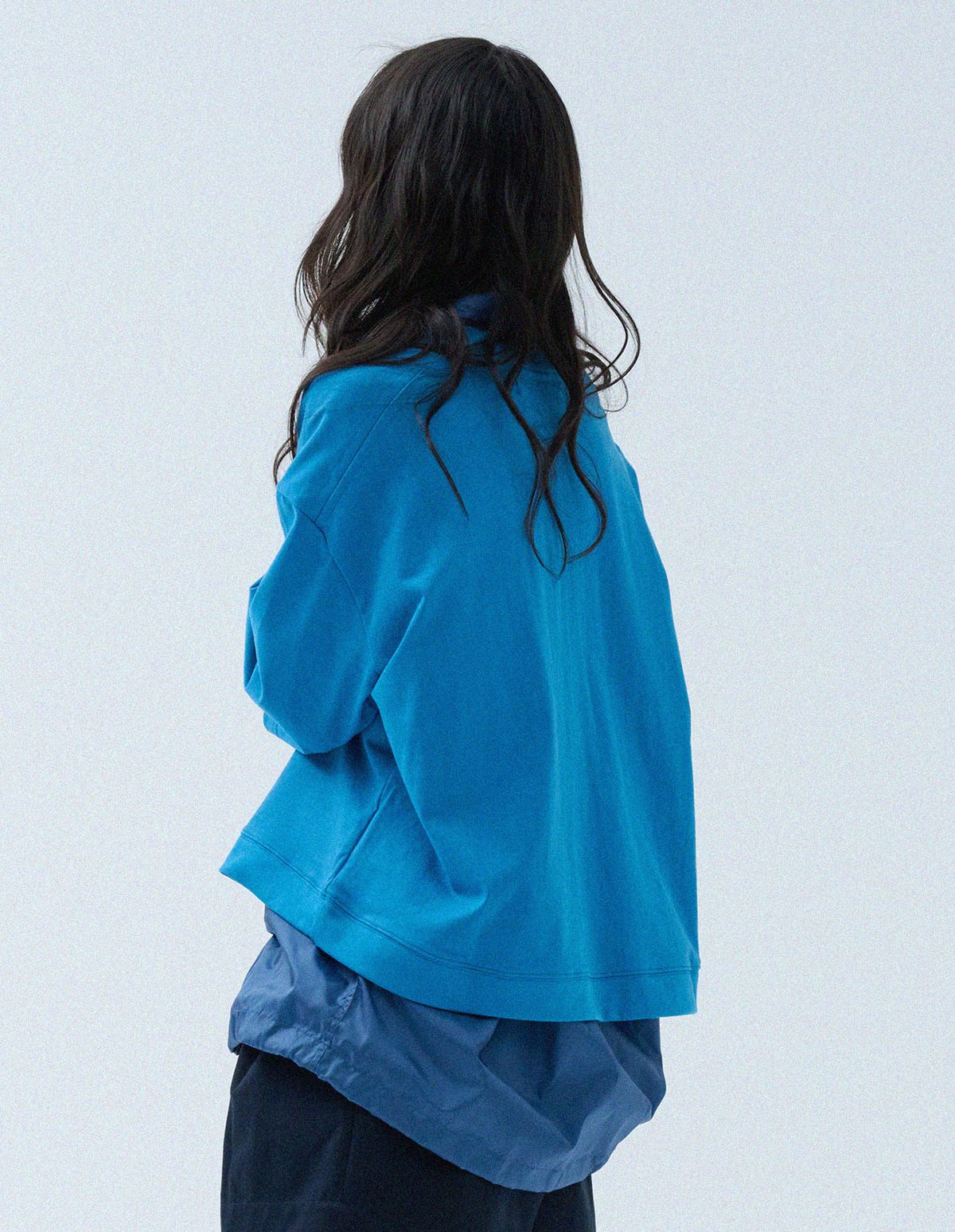 네일비(NEILBE) 슬리브 크롭 스웻컷슈 30s [the blue]