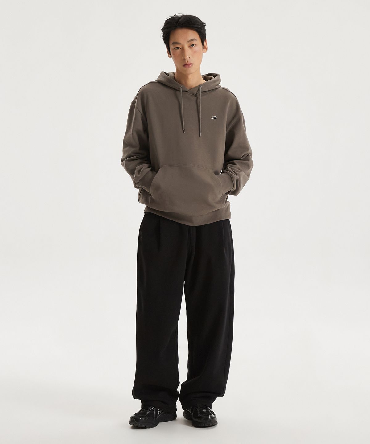 뉴발란스(NEW BALANCE) NBN0G11203 / UNI 에센셜 스몰로고 후드티 (KHAKI)