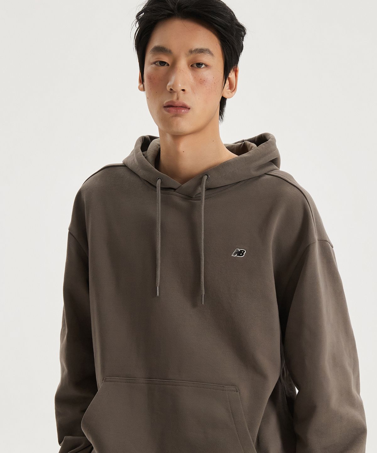뉴발란스(NEW BALANCE) NBN0G11203 / UNI 에센셜 스몰로고 후드티 (KHAKI)