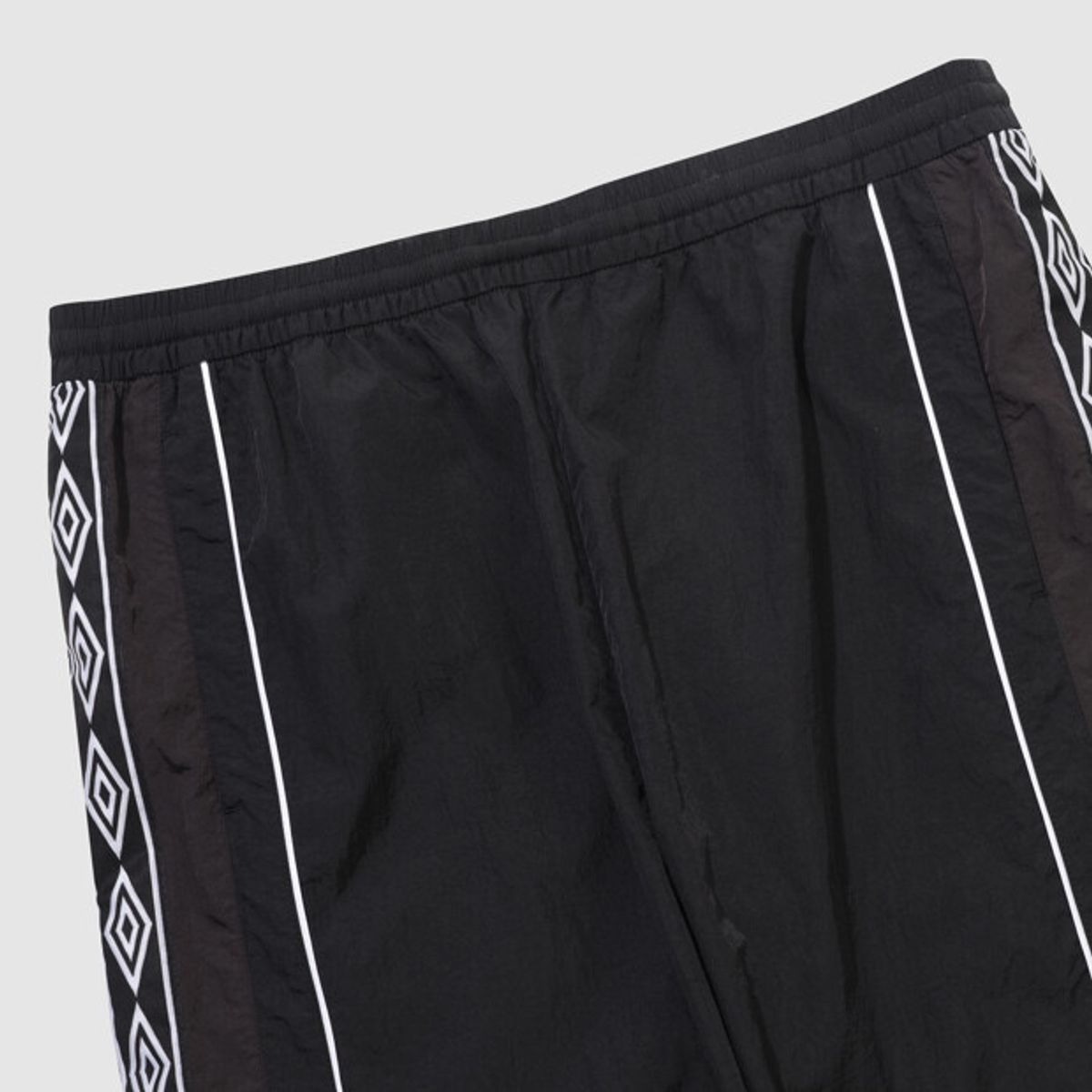 엄브로(UMBRO) HBL OG 우븐 조거 팬츠 블랙 UR121CPT23