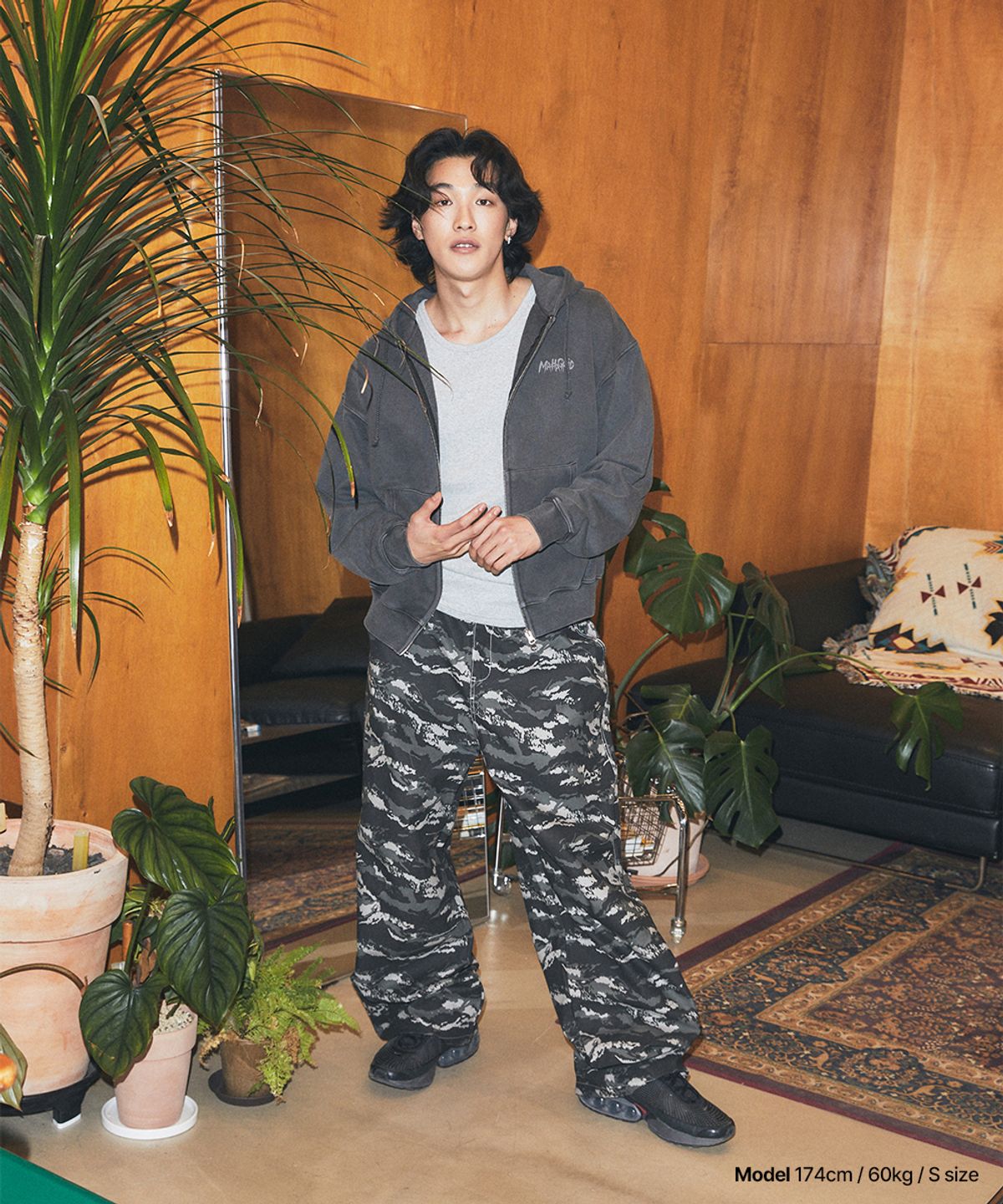 마하그리드(MAHAGRID) SLASH LOGO PIGMENT ZIP UP HOODIE CHARCOAL(MG2FFMM491A)