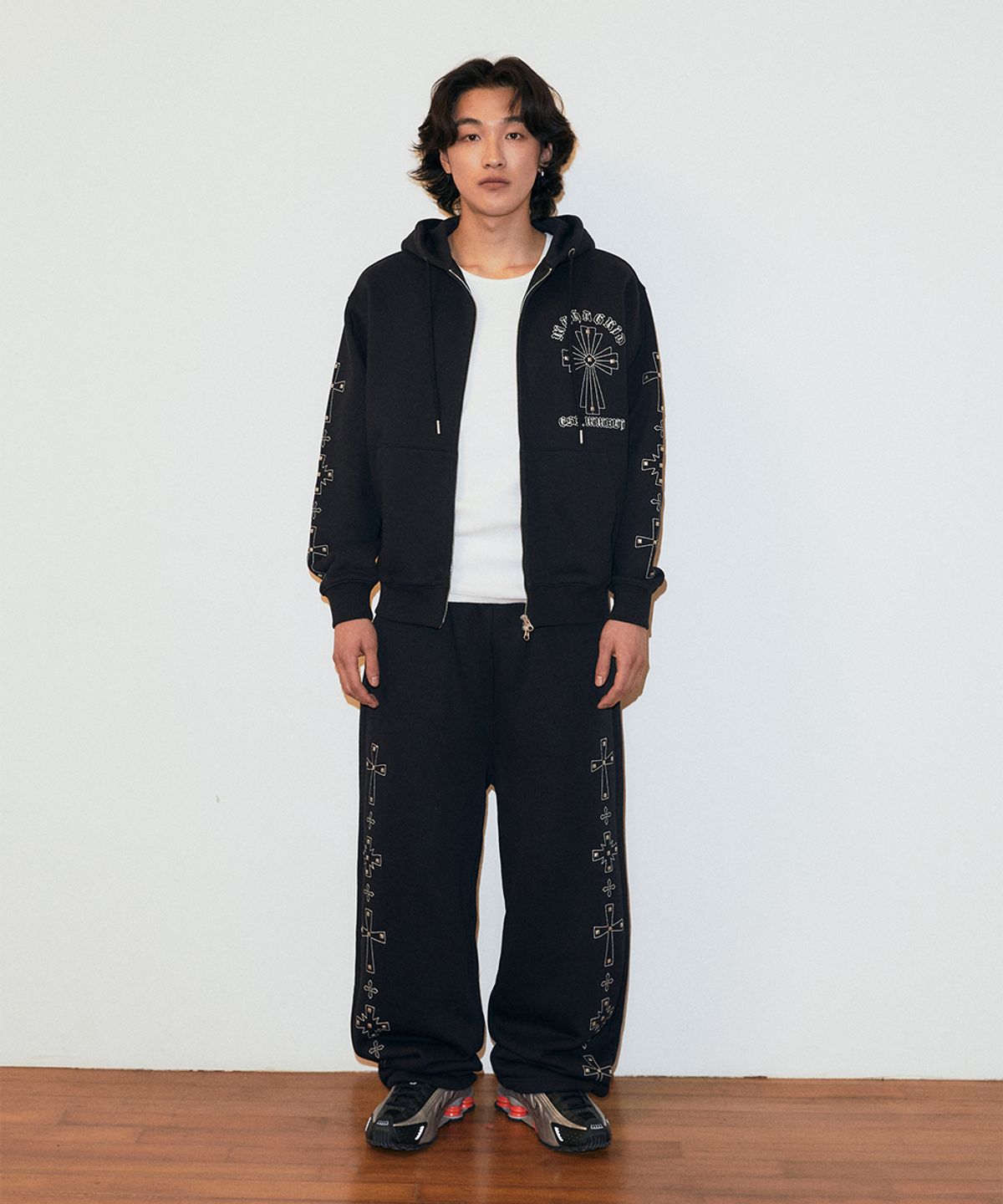 마하그리드(MAHAGRID) CROSS STUD SWEATPANT BLACK(MG2GSMPA09A)