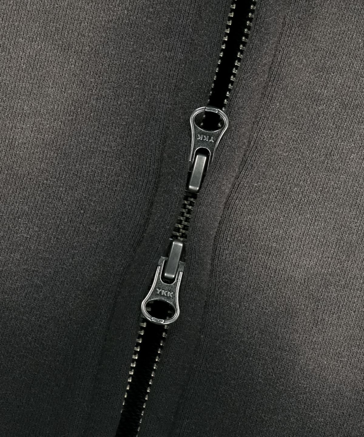 브라운브레스(BROWNBREATH) SPRAYED TAG HOOD ZIP UP - BLACK