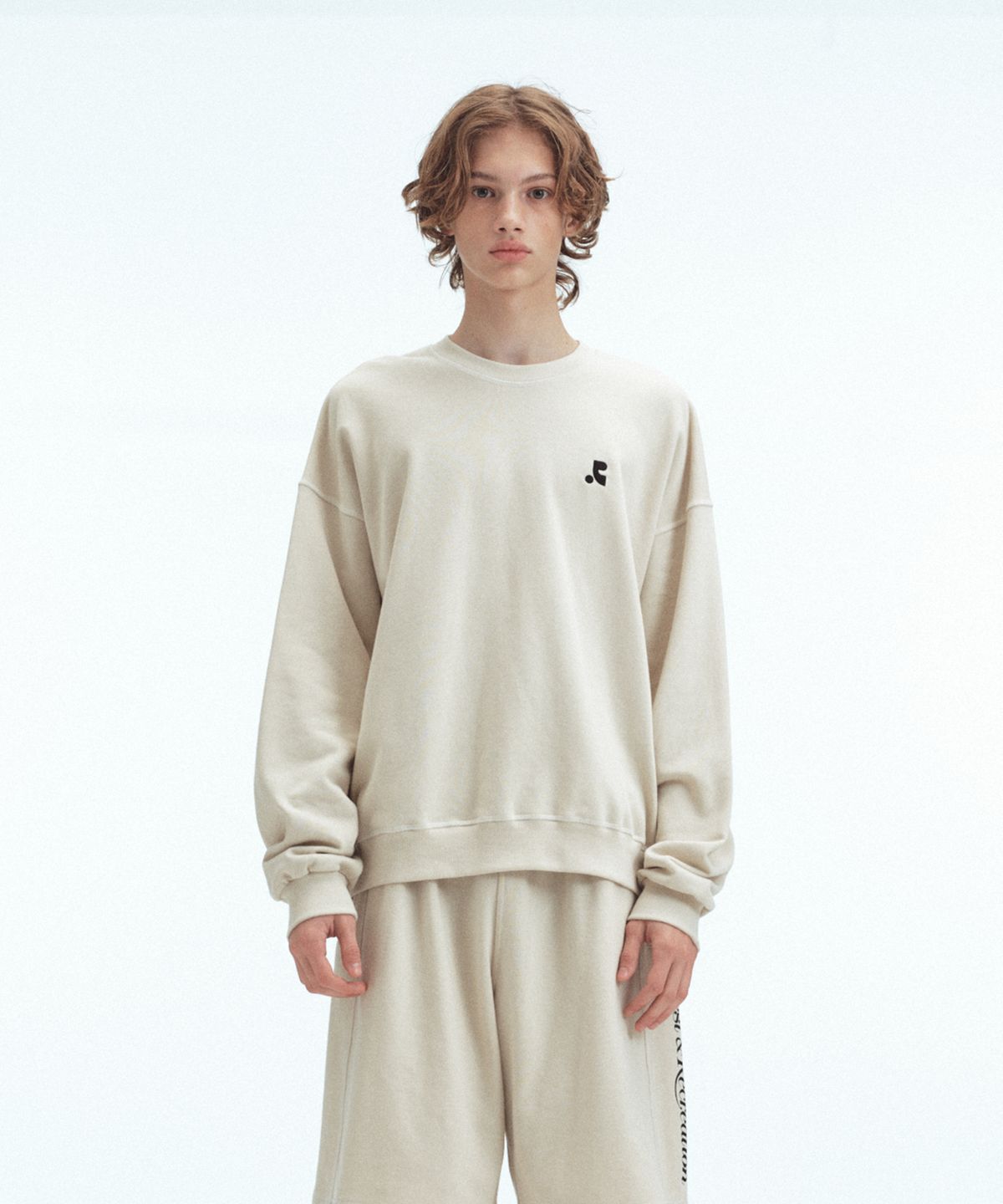 레스트앤레크레이션(REST&RECREATION) OVERSIZED LOGO SWEATSHIRT - LIGHT BEIGE