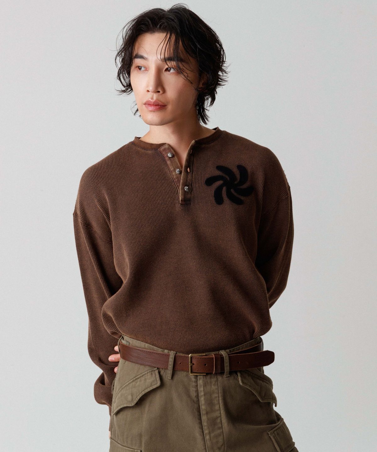 헤이스트(HEYSTE) 엠블럼 빈티지 써멀 니트 헨리 셔츠  에스프레소