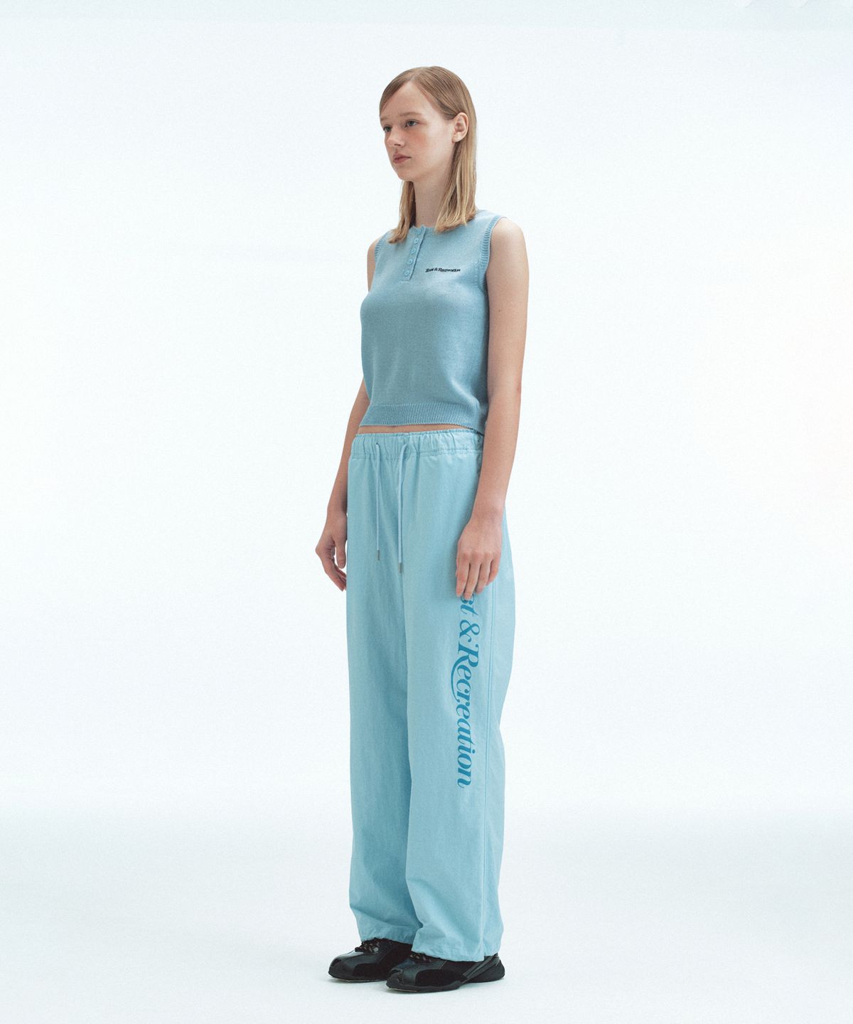 레스트앤레크레이션(REST&RECREATION) HALF BUTTON-UP KNIT VEST - SKY BLUE