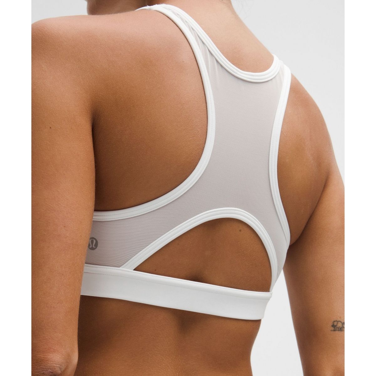 룰루레몬(LULULEMON) 원더 트레인 메쉬백 브라 *미디엄 서포트, B C컵  WHT