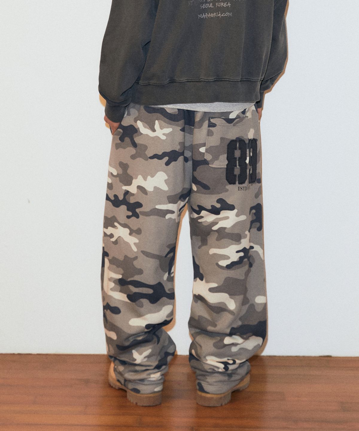 마하그리드(MAHAGRID) CAMO APPLIQUE SWEATPANT GREY(MG2FFMPA09A)