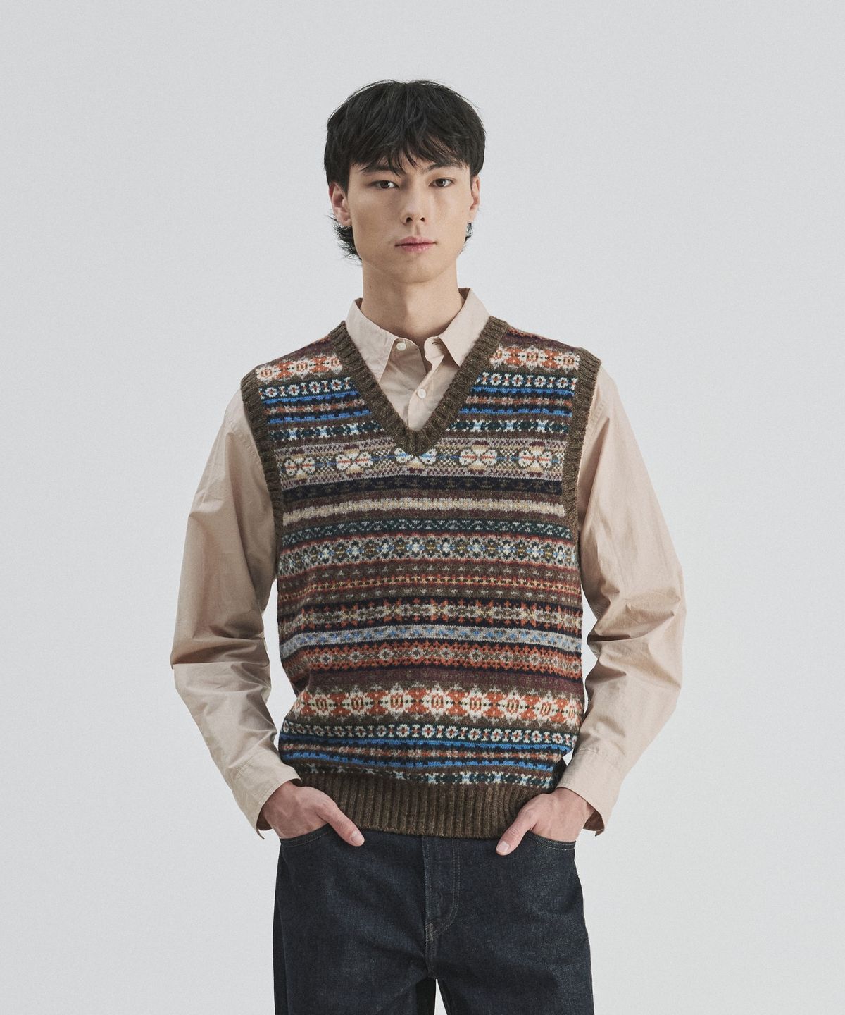 건지 울른스(Guernsey Woollens) 세인트피터 페어아일 브이넥 베스트 - 브라운