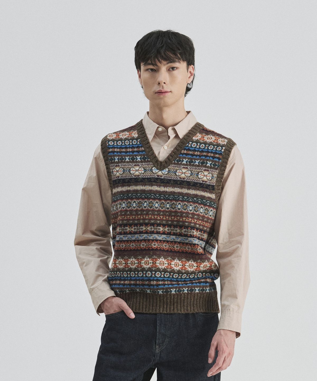 건지 울른스(Guernsey Woollens) 세인트피터 페어아일 브이넥 베스트 - 브라운