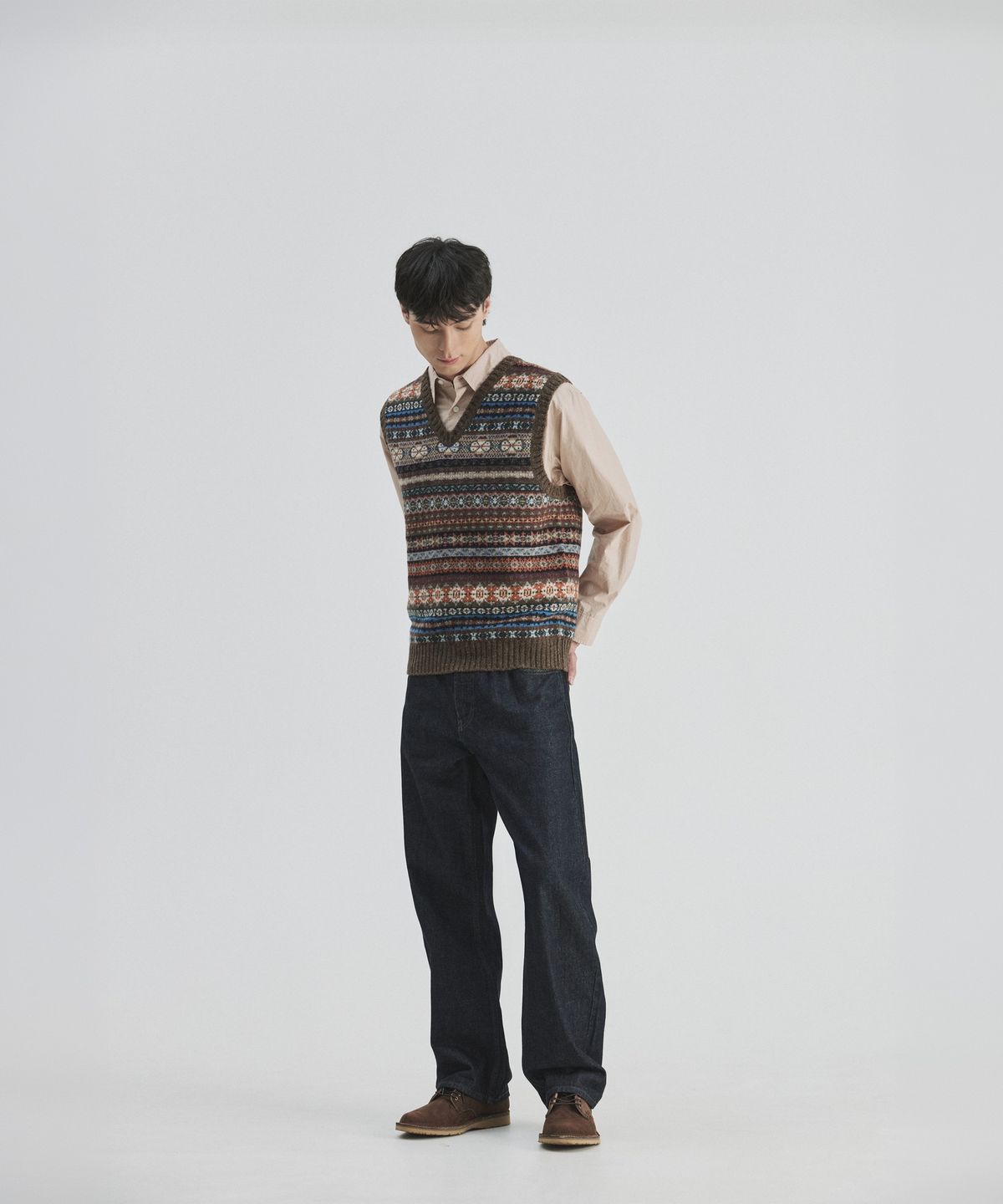 건지 울른스(Guernsey Woollens) 세인트피터 페어아일 브이넥 베스트 - 브라운