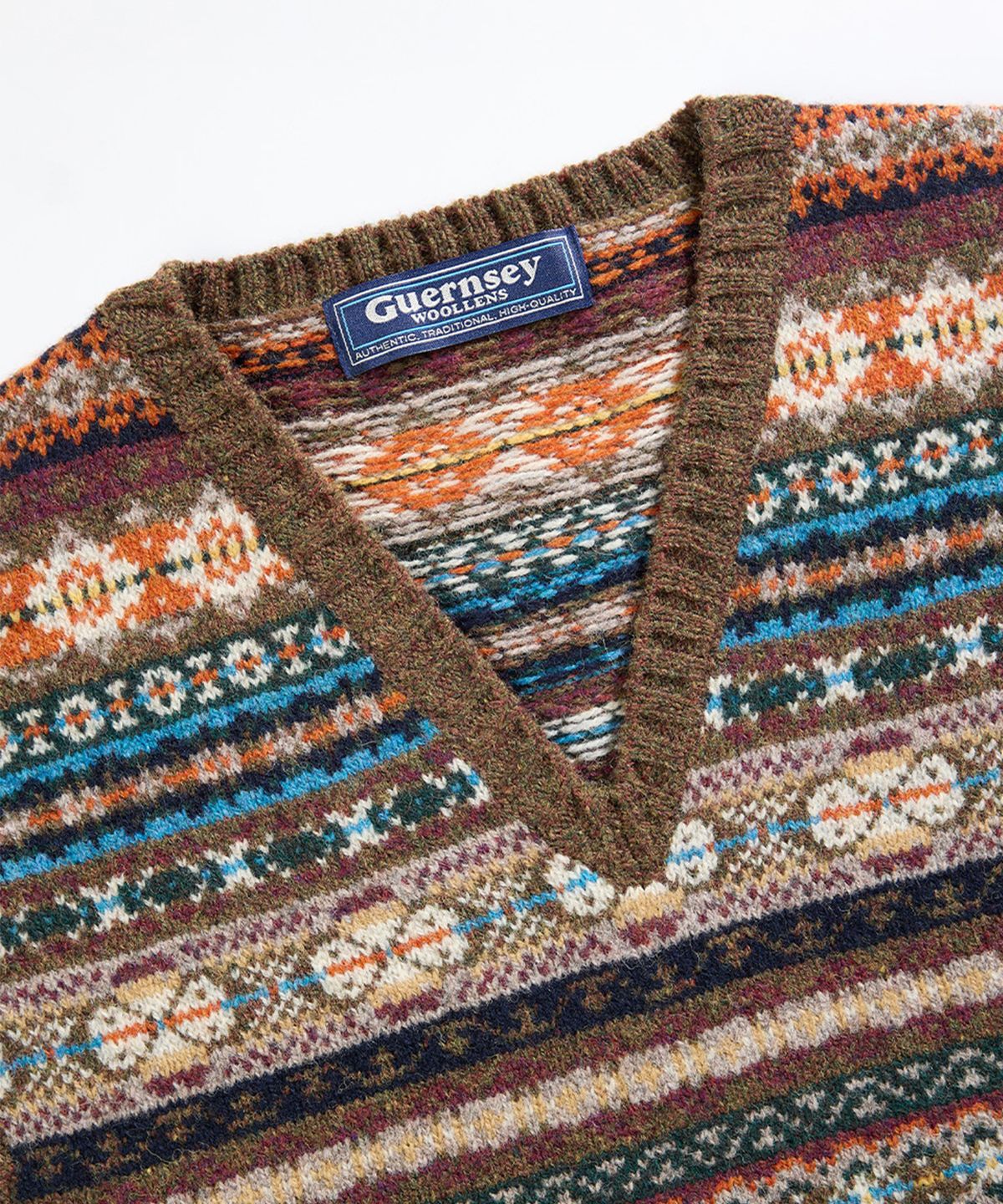 건지 울른스(Guernsey Woollens) 세인트피터 페어아일 브이넥 베스트 - 브라운