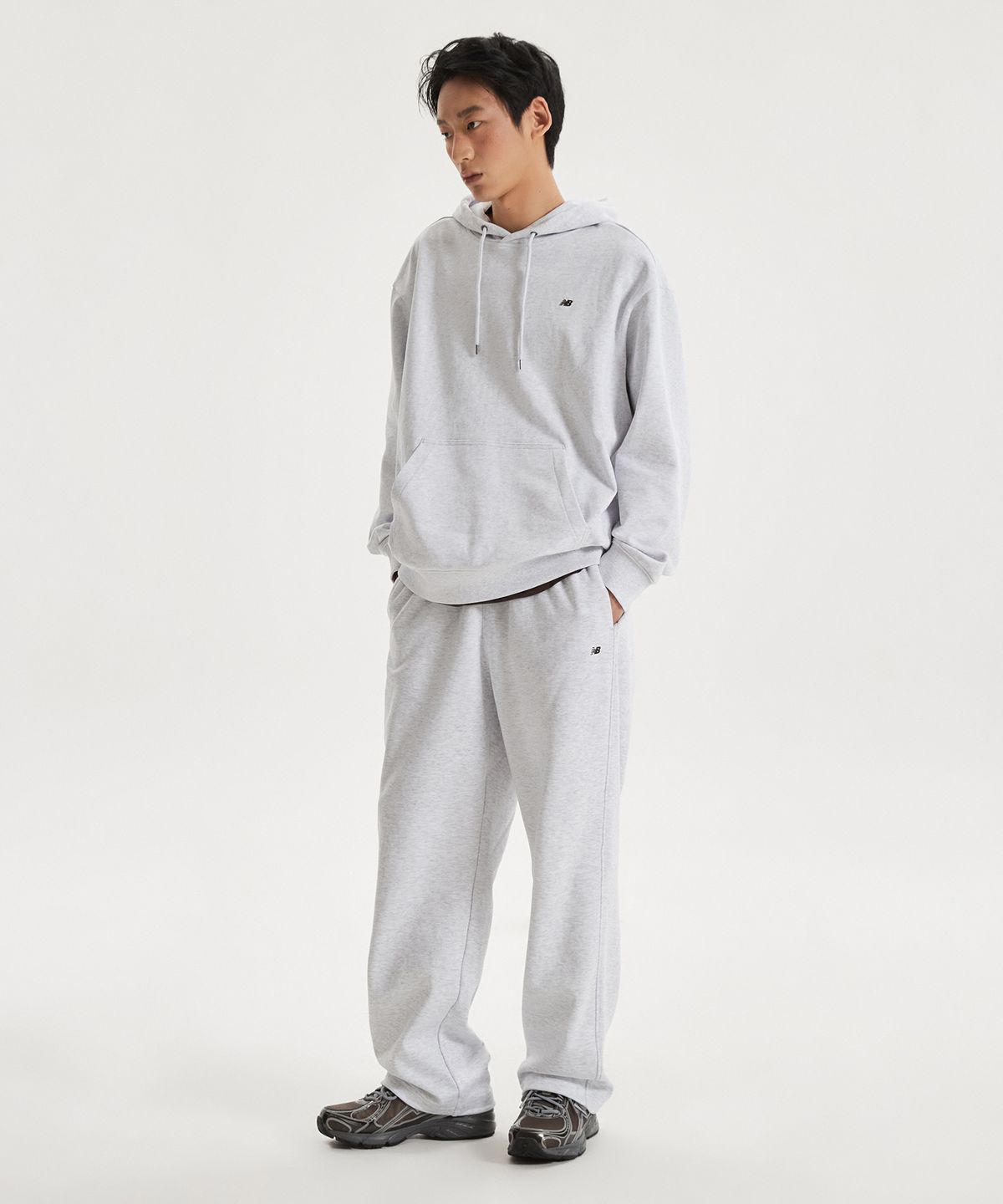 뉴발란스(NEW BALANCE) NBN0G11203 / UNI 에센셜 스몰로고 후드티 (LIGHT GRAY)