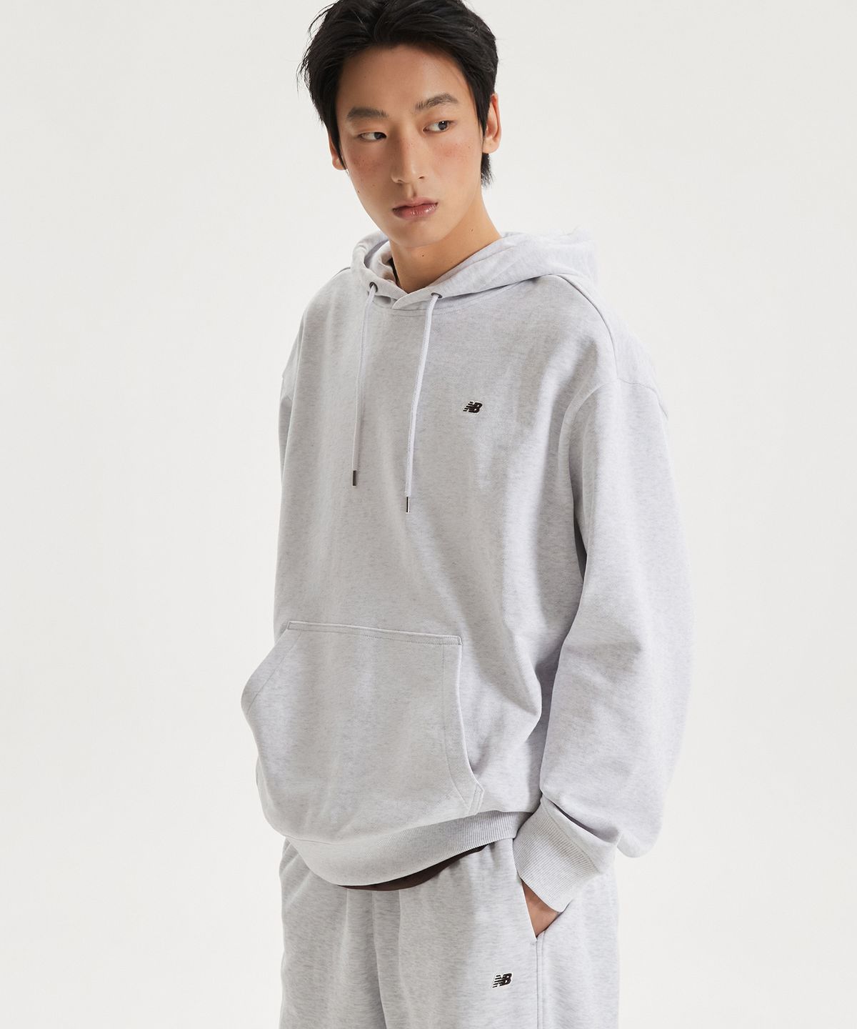 뉴발란스(NEW BALANCE) NBN0G11203 / UNI 에센셜 스몰로고 후드티 (LIGHT GRAY)