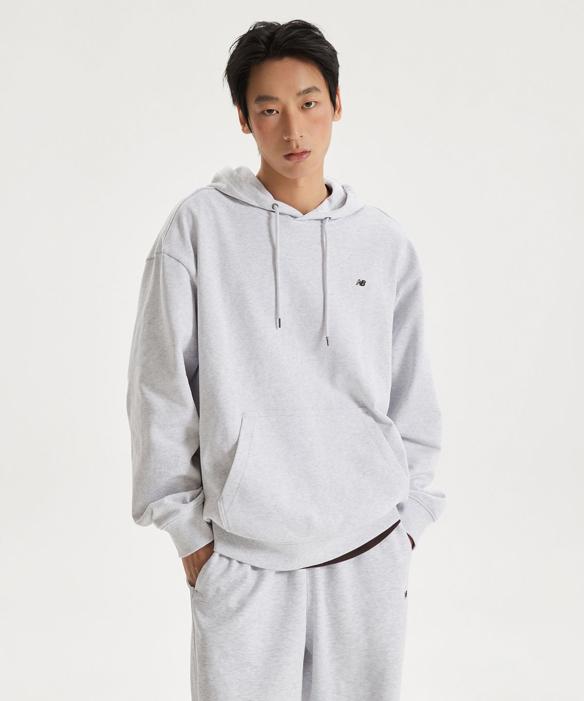 뉴발란스(NEW BALANCE) NBN0G11203 / UNI 에센셜 스몰로고 후드티 (LIGHT GRAY)
