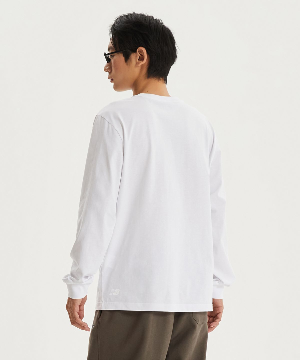 뉴발란스(NEW BALANCE) NBNDG21203 / UNI 에센셜 스몰로고 긴팔티 (WHITE)