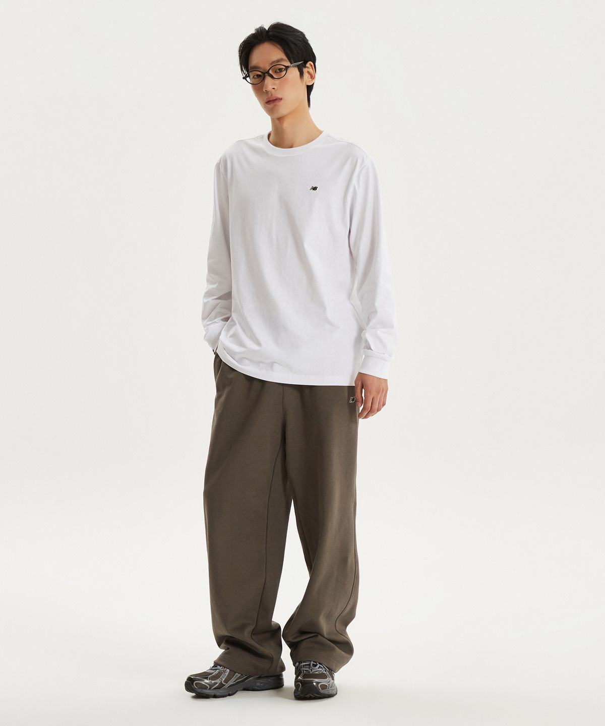 뉴발란스(NEW BALANCE) NBNDG21203 / UNI 에센셜 스몰로고 긴팔티 (WHITE)