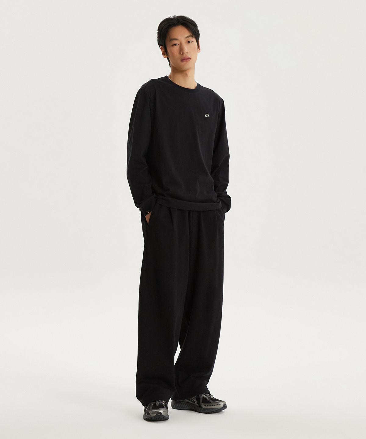 뉴발란스(NEW BALANCE) NBNDG21203 / UNI 에센셜 스몰로고 긴팔티 (BLACK)