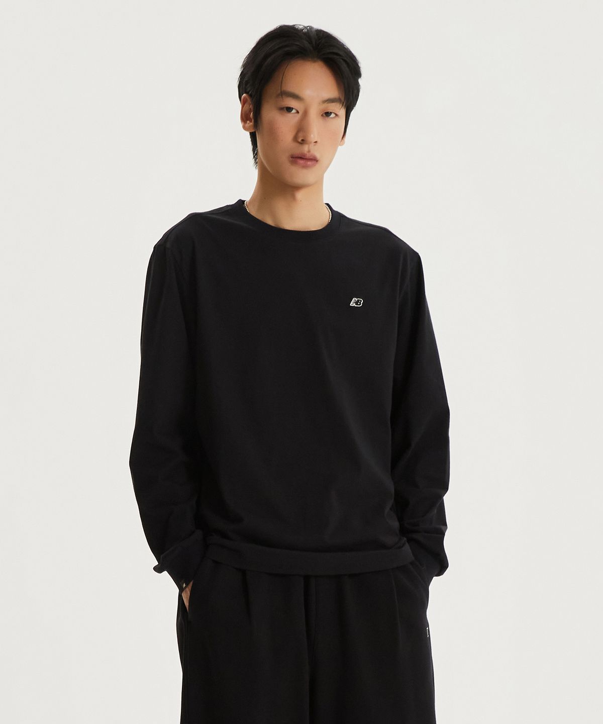 뉴발란스(NEW BALANCE) NBNDG21203 / UNI 에센셜 스몰로고 긴팔티 (BLACK)