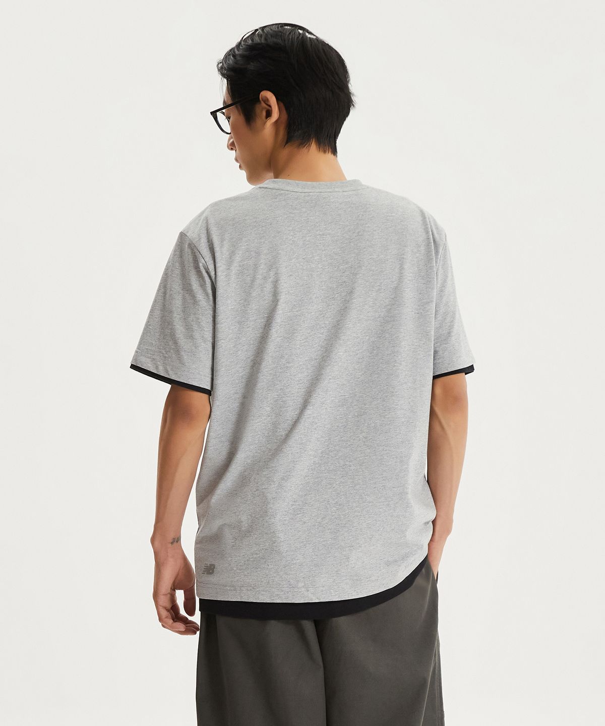 뉴발란스(NEW BALANCE) NBNEG21203 / UNI 에센셜 스몰로고 반팔티 (GRAY)