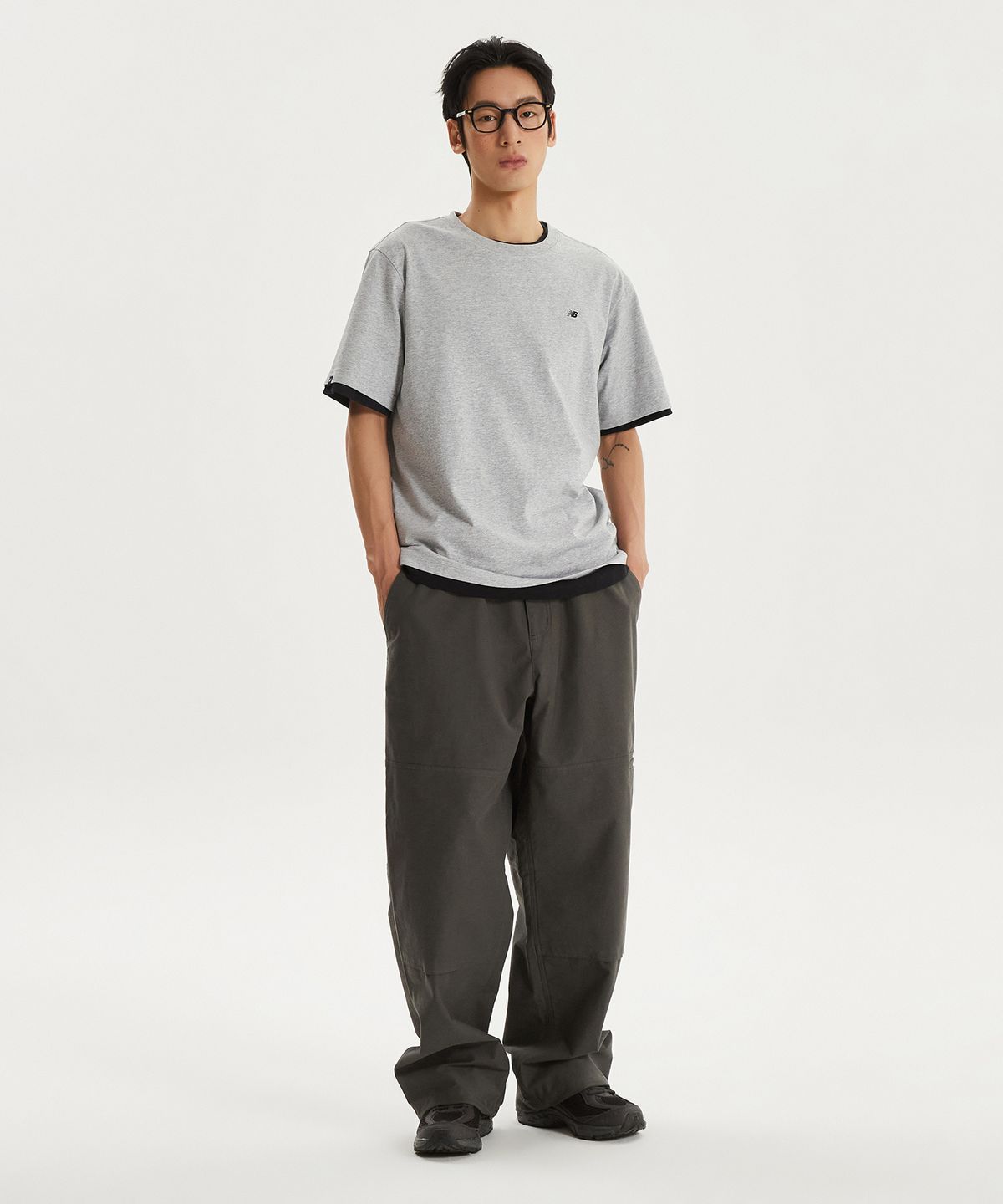 뉴발란스(NEW BALANCE) NBNEG21203 / UNI 에센셜 스몰로고 반팔티 (GRAY)