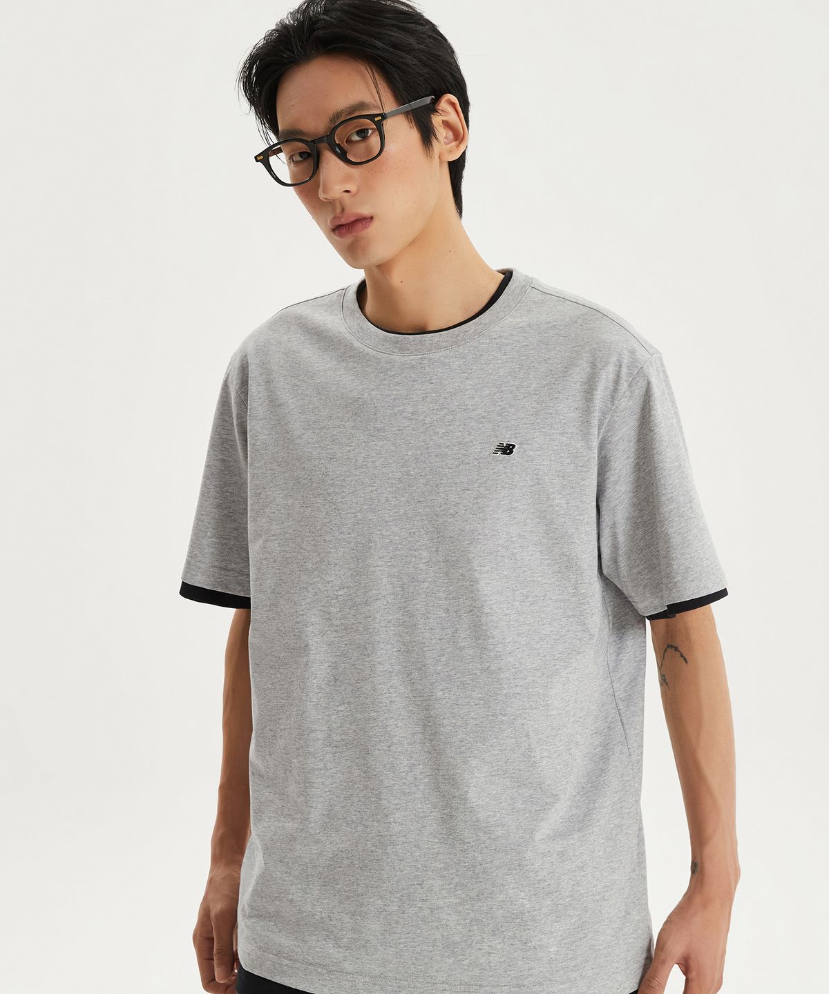 뉴발란스(NEW BALANCE) NBNEG21203 / UNI 에센셜 스몰로고 반팔티 (GRAY)