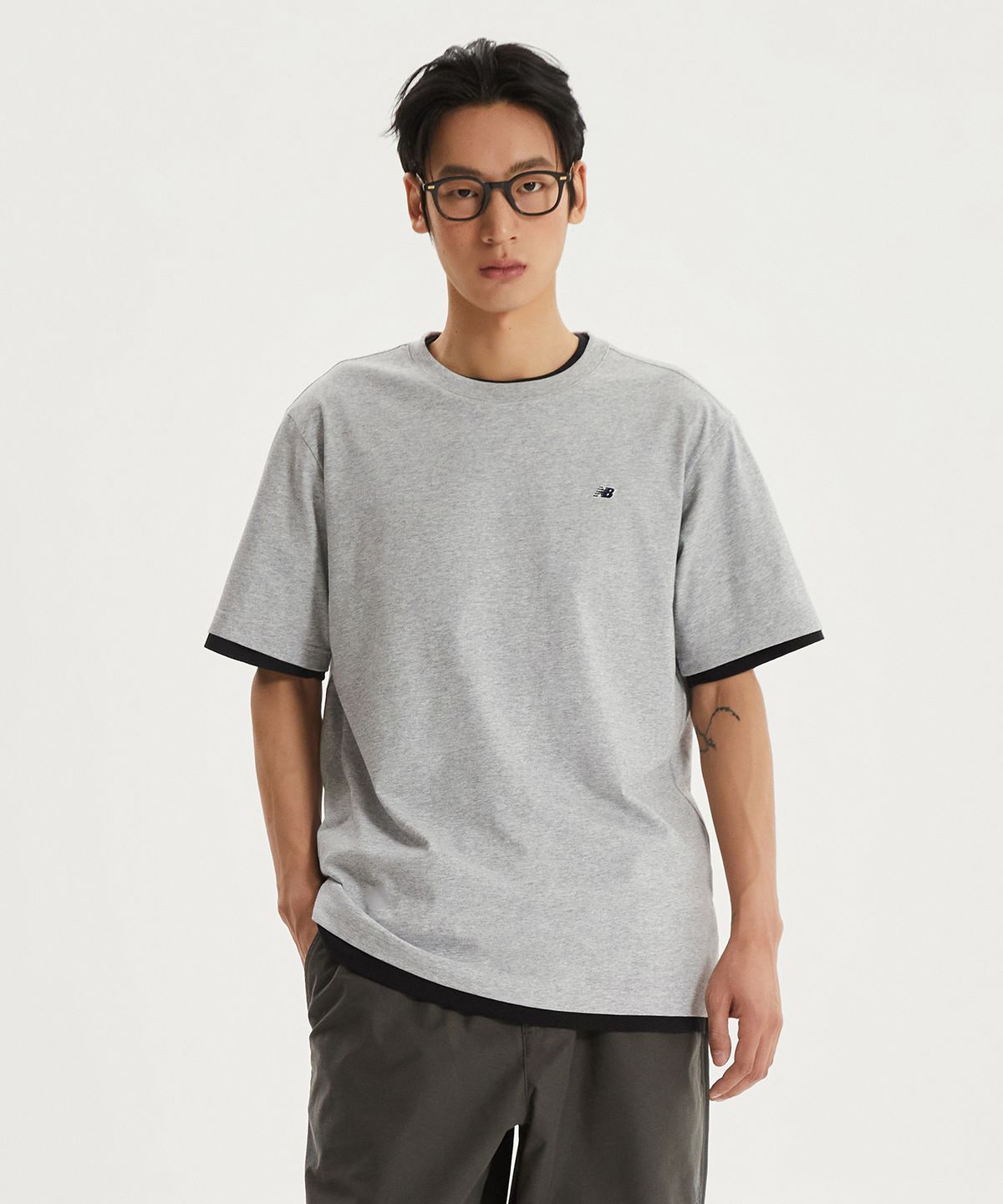 뉴발란스(NEW BALANCE) NBNEG21203 / UNI 에센셜 스몰로고 반팔티 (GRAY)