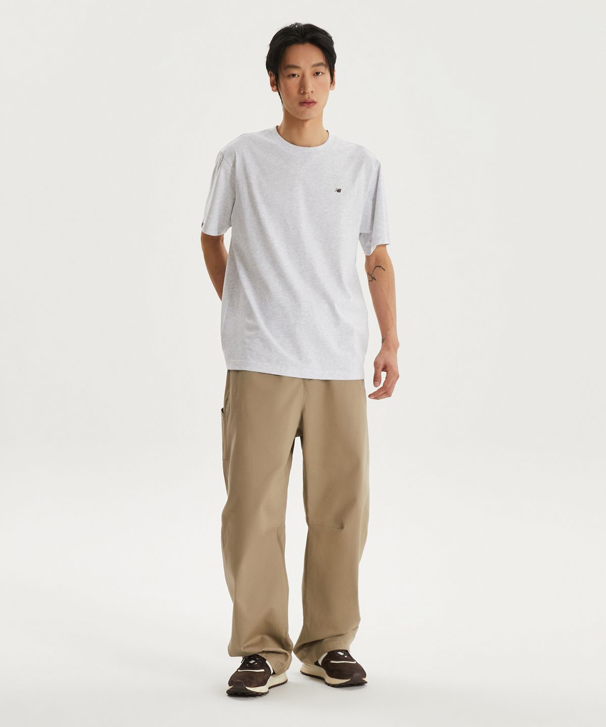 뉴발란스(NEW BALANCE) NBNEG21203 / UNI 에센셜 스몰로고 반팔티 (LIGHT GRAY)