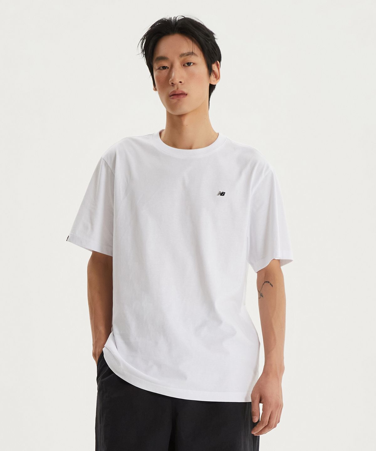 뉴발란스(NEW BALANCE) NBNEG21203 / UNI 에센셜 스몰로고 반팔티 (WHITE)