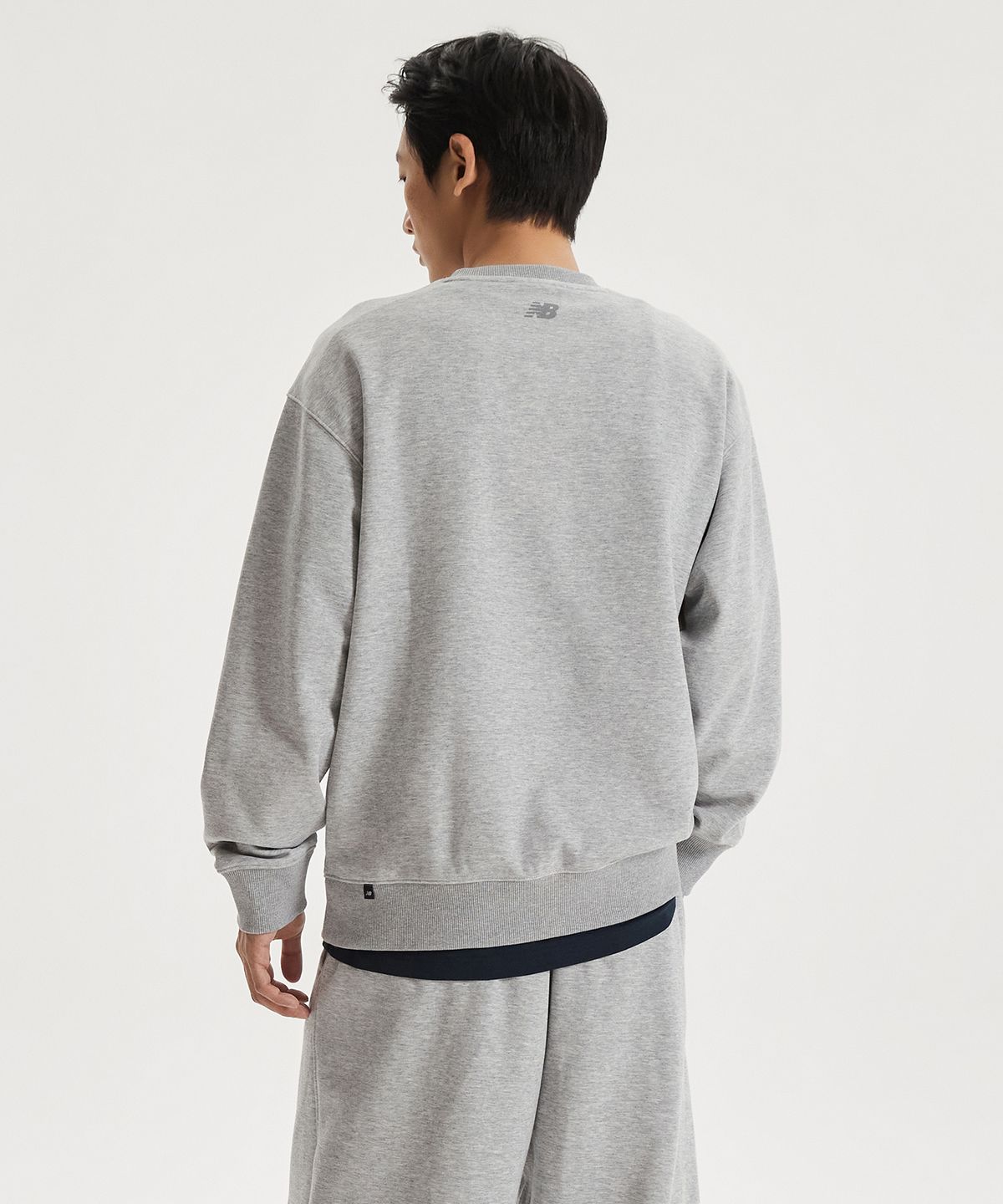 뉴발란스(NEW BALANCE) NBNCG11203 / UNI 에센셜 스몰로고 맨투맨 (GRAY)