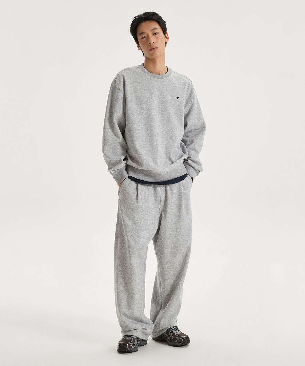 뉴발란스(NEW BALANCE) NBNCG11203 / UNI 에센셜 스몰로고 맨투맨 (GRAY)