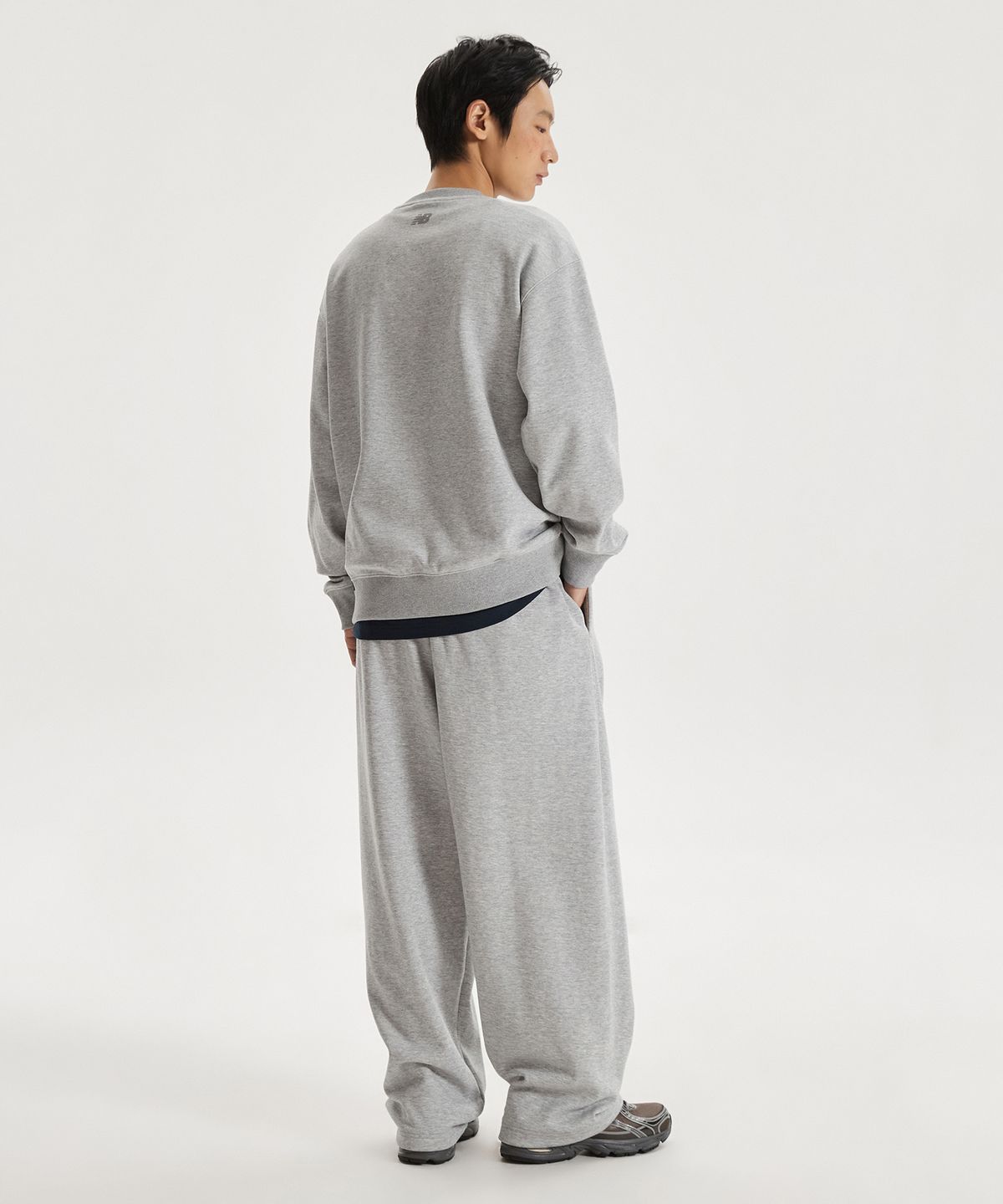 뉴발란스(NEW BALANCE) NBNCG11203 / UNI 에센셜 스몰로고 맨투맨 (GRAY)
