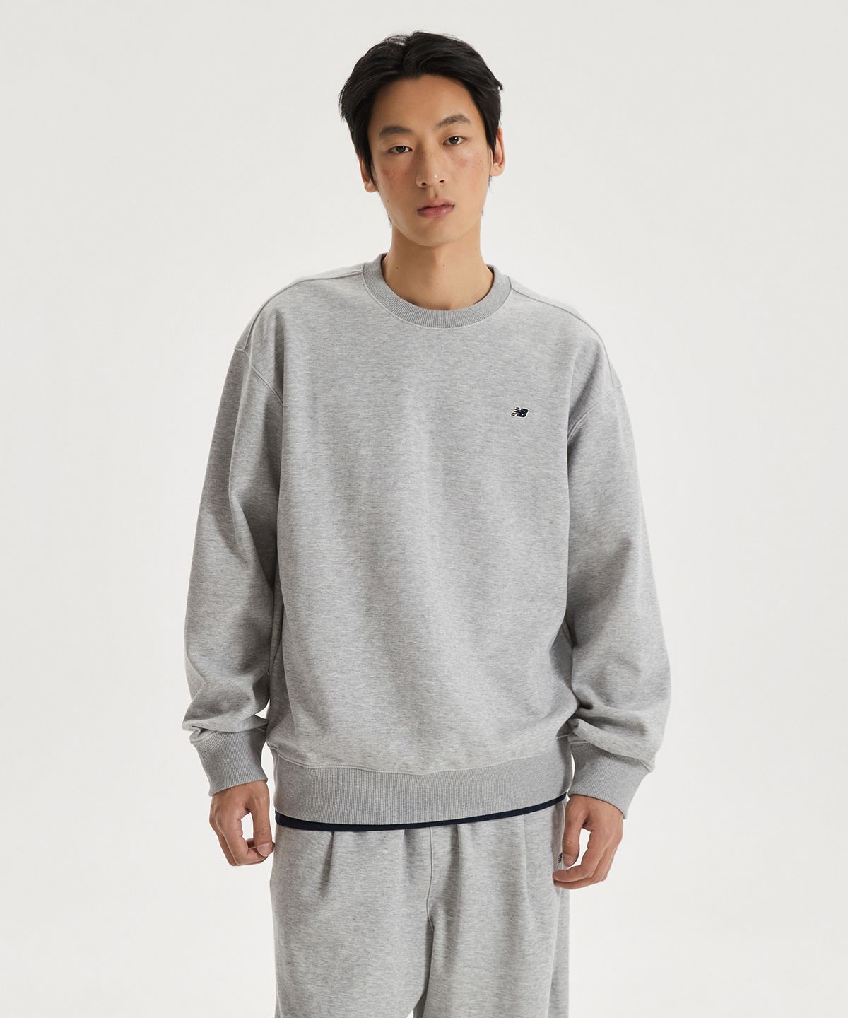 뉴발란스(NEW BALANCE) NBNCG11203 / UNI 에센셜 스몰로고 맨투맨 (GRAY)
