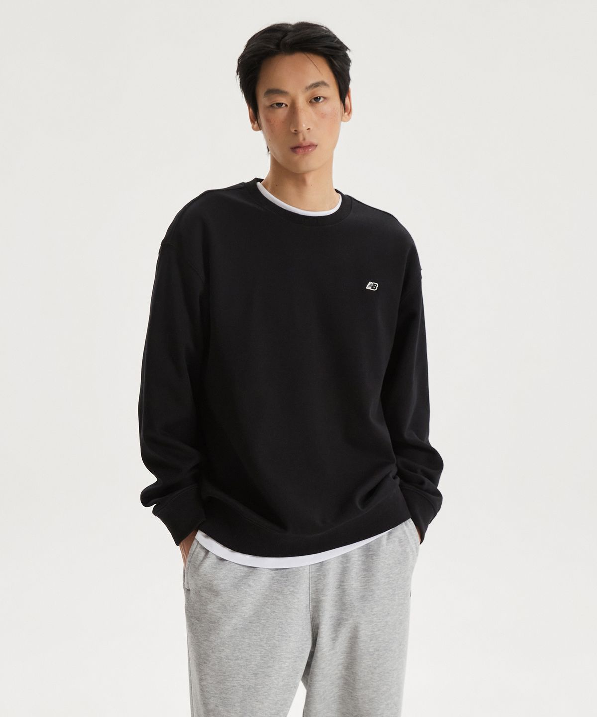 뉴발란스(NEW BALANCE) NBNCG11203 / UNI 에센셜 스몰로고 맨투맨 (BLACK)