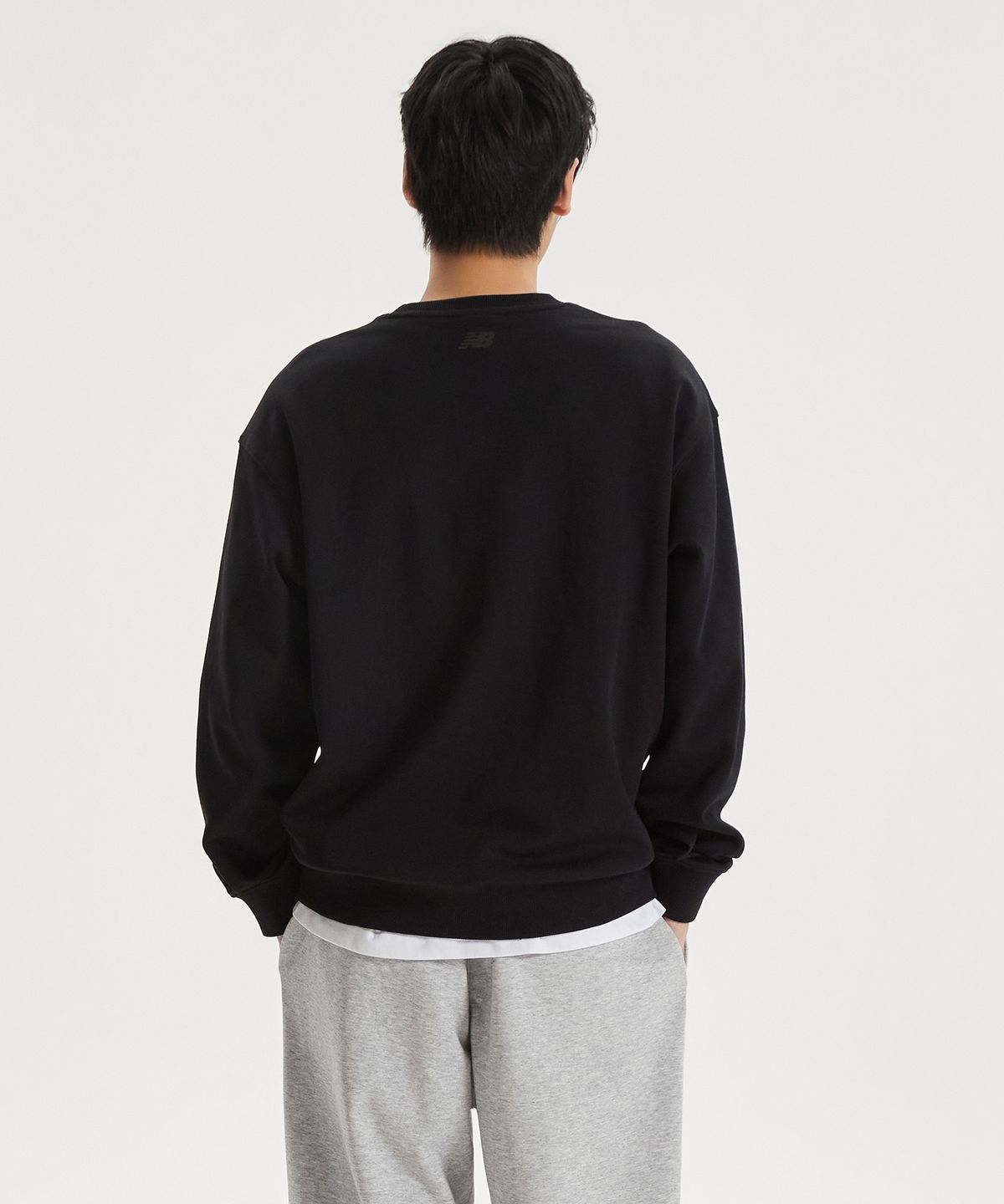 뉴발란스(NEW BALANCE) NBNCG11203 / UNI 에센셜 스몰로고 맨투맨 (BLACK)