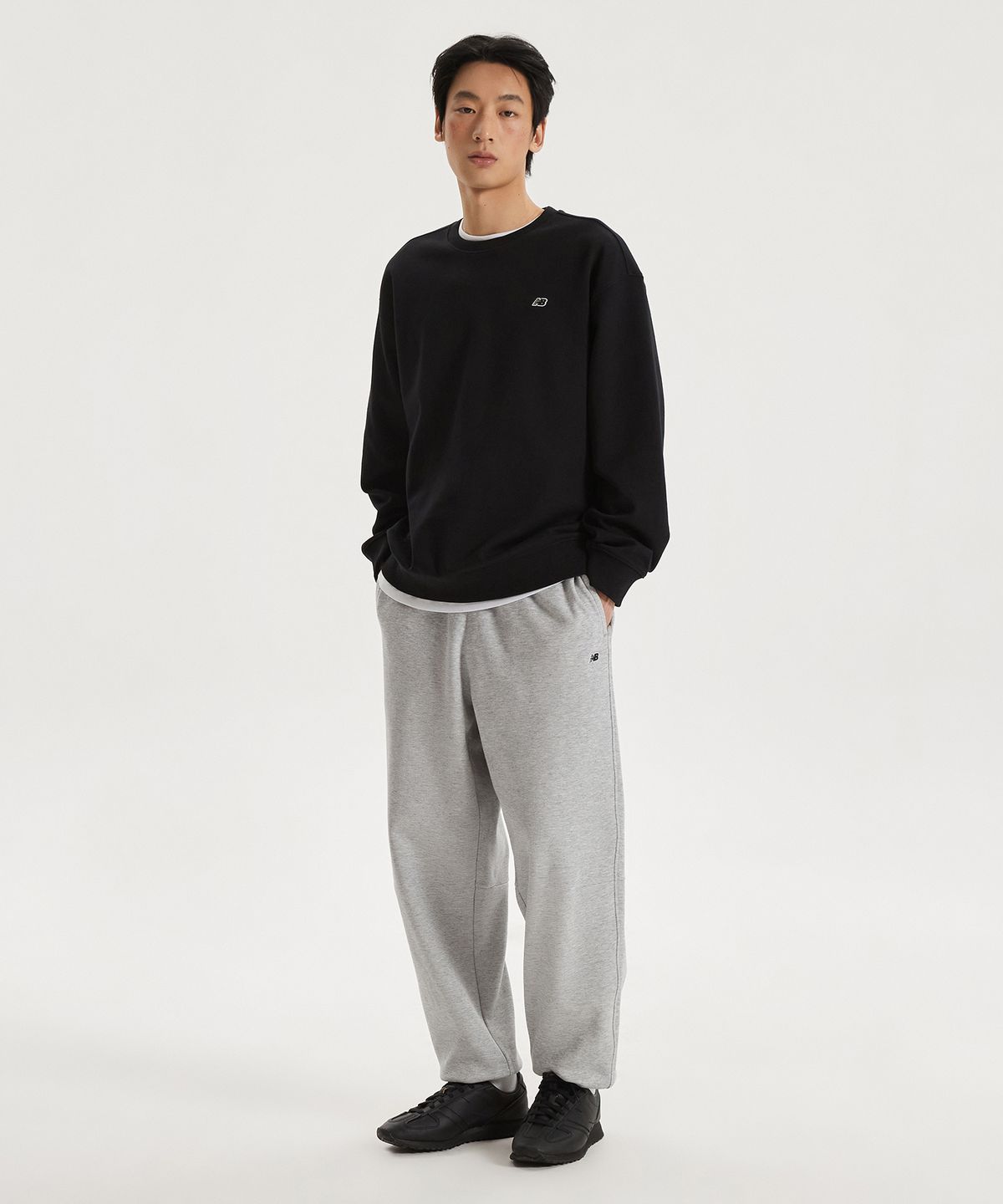 뉴발란스(NEW BALANCE) NBNCG11203 / UNI 에센셜 스몰로고 맨투맨 (BLACK)