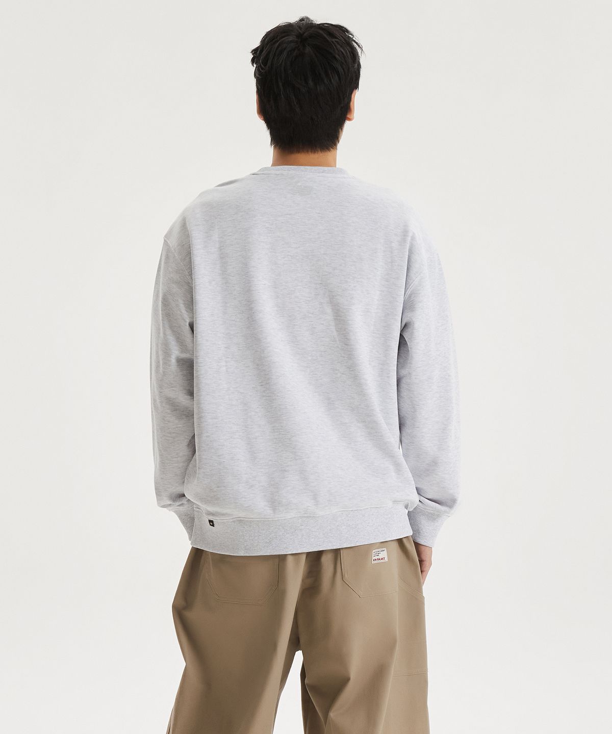 뉴발란스(NEW BALANCE) NBNCG11203 / UNI 에센셜 스몰로고 맨투맨 (LIGHT GRAY)