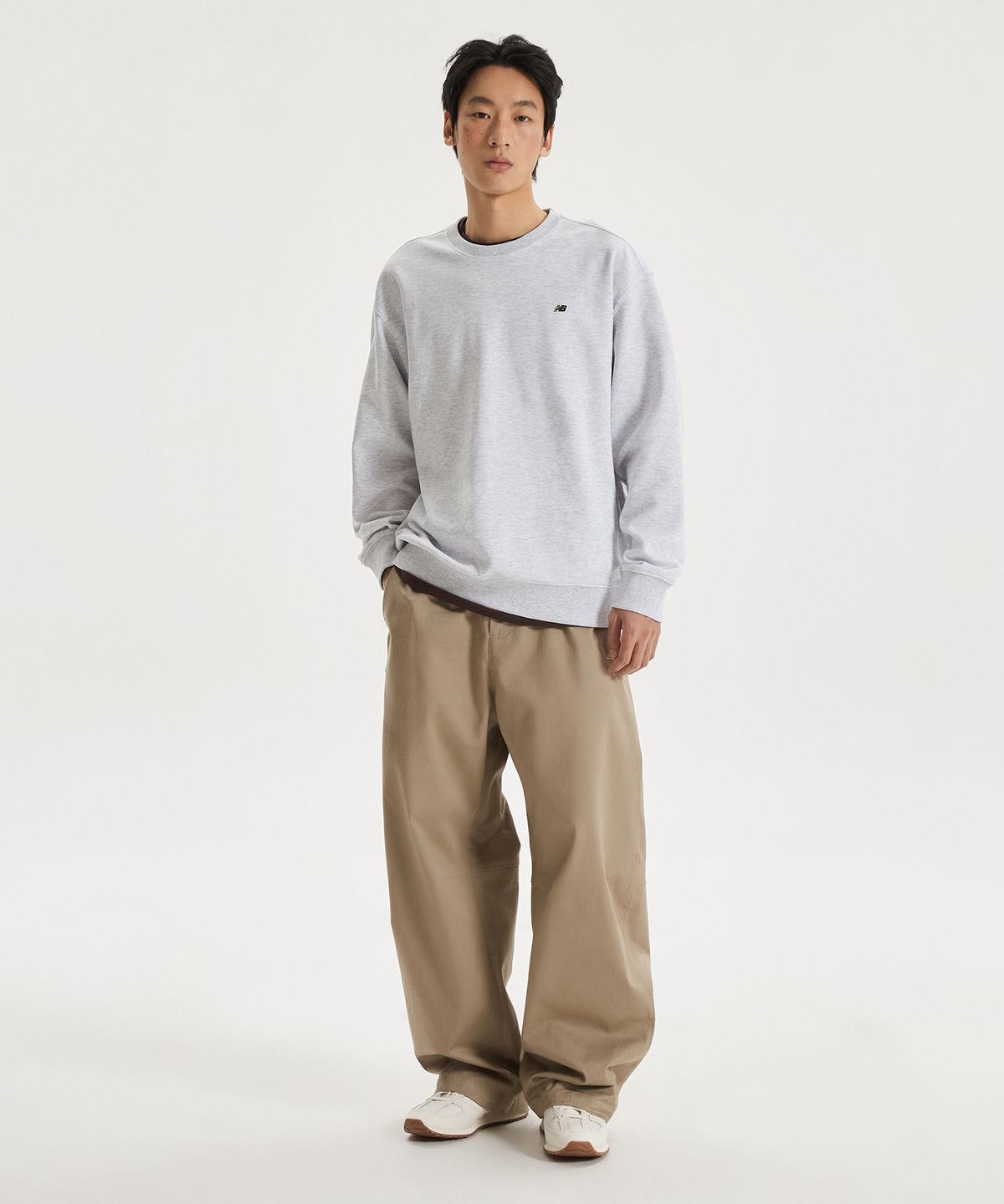 뉴발란스(NEW BALANCE) NBNCG11203 / UNI 에센셜 스몰로고 맨투맨 (LIGHT GRAY)