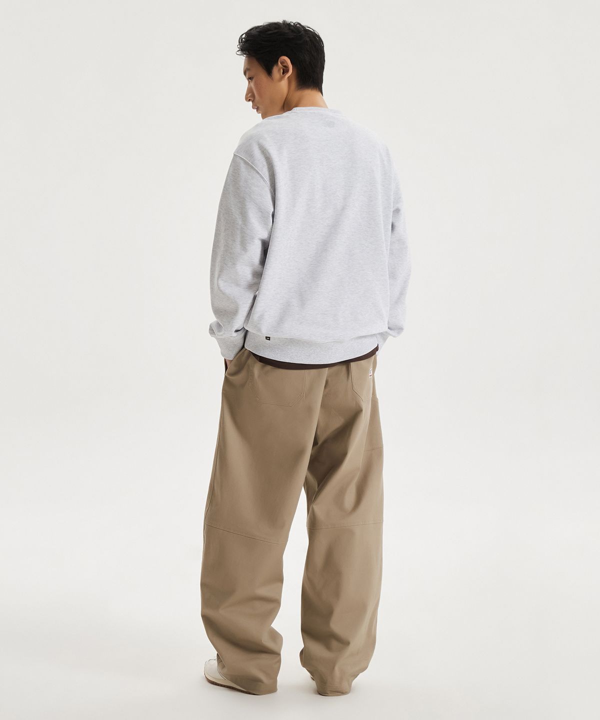 뉴발란스(NEW BALANCE) NBNCG11203 / UNI 에센셜 스몰로고 맨투맨 (LIGHT GRAY)