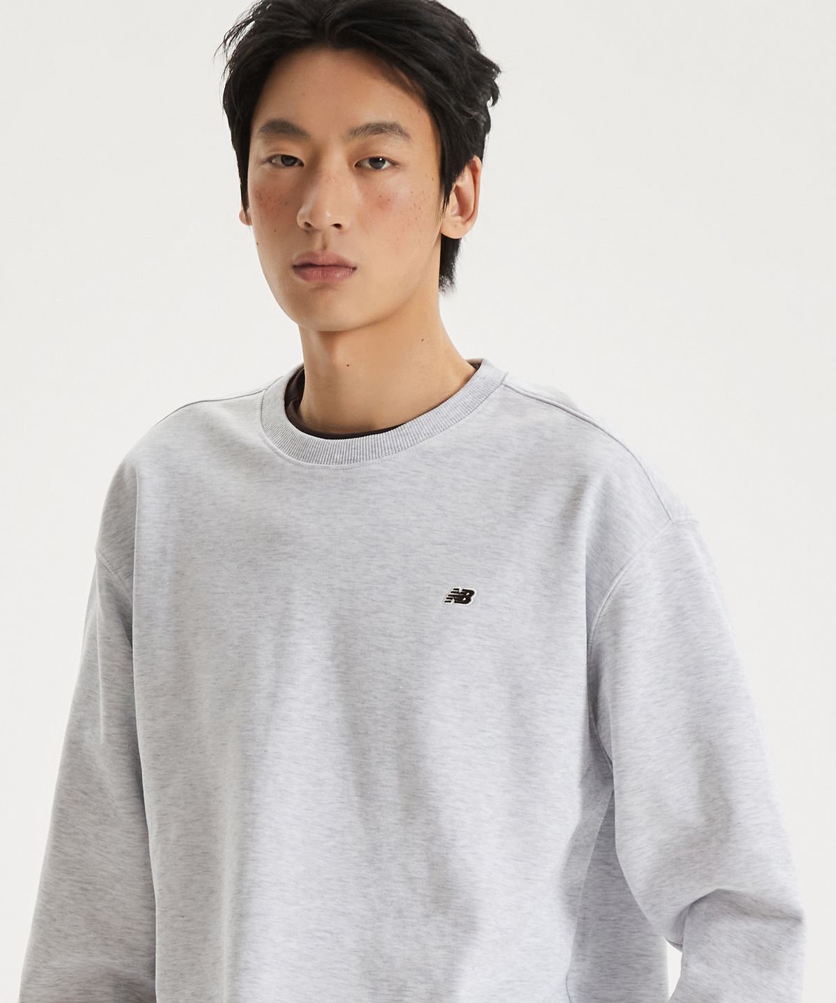 뉴발란스(NEW BALANCE) NBNCG11203 / UNI 에센셜 스몰로고 맨투맨 (LIGHT GRAY)