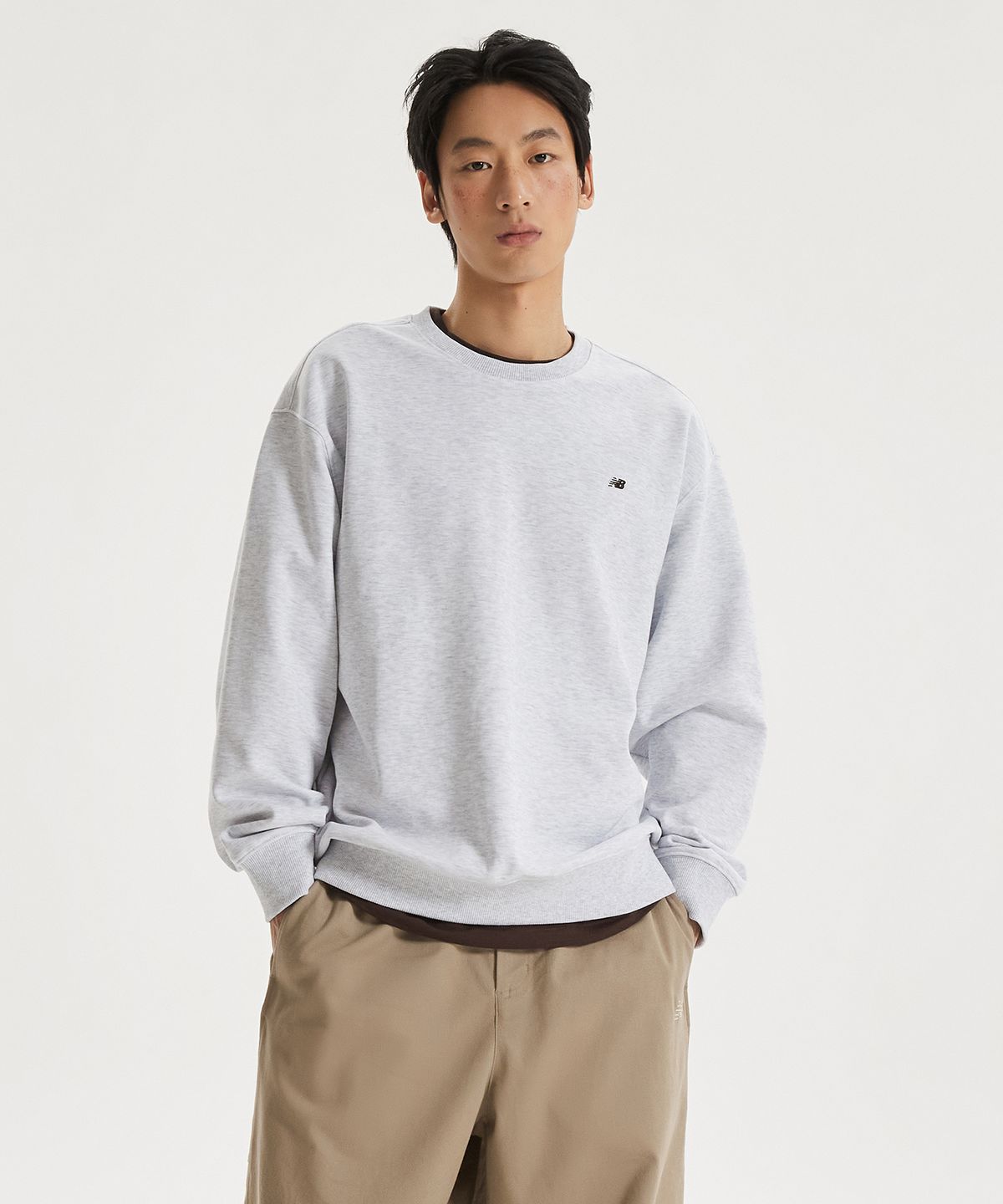 뉴발란스(NEW BALANCE) NBNCG11203 / UNI 에센셜 스몰로고 맨투맨 (LIGHT GRAY)