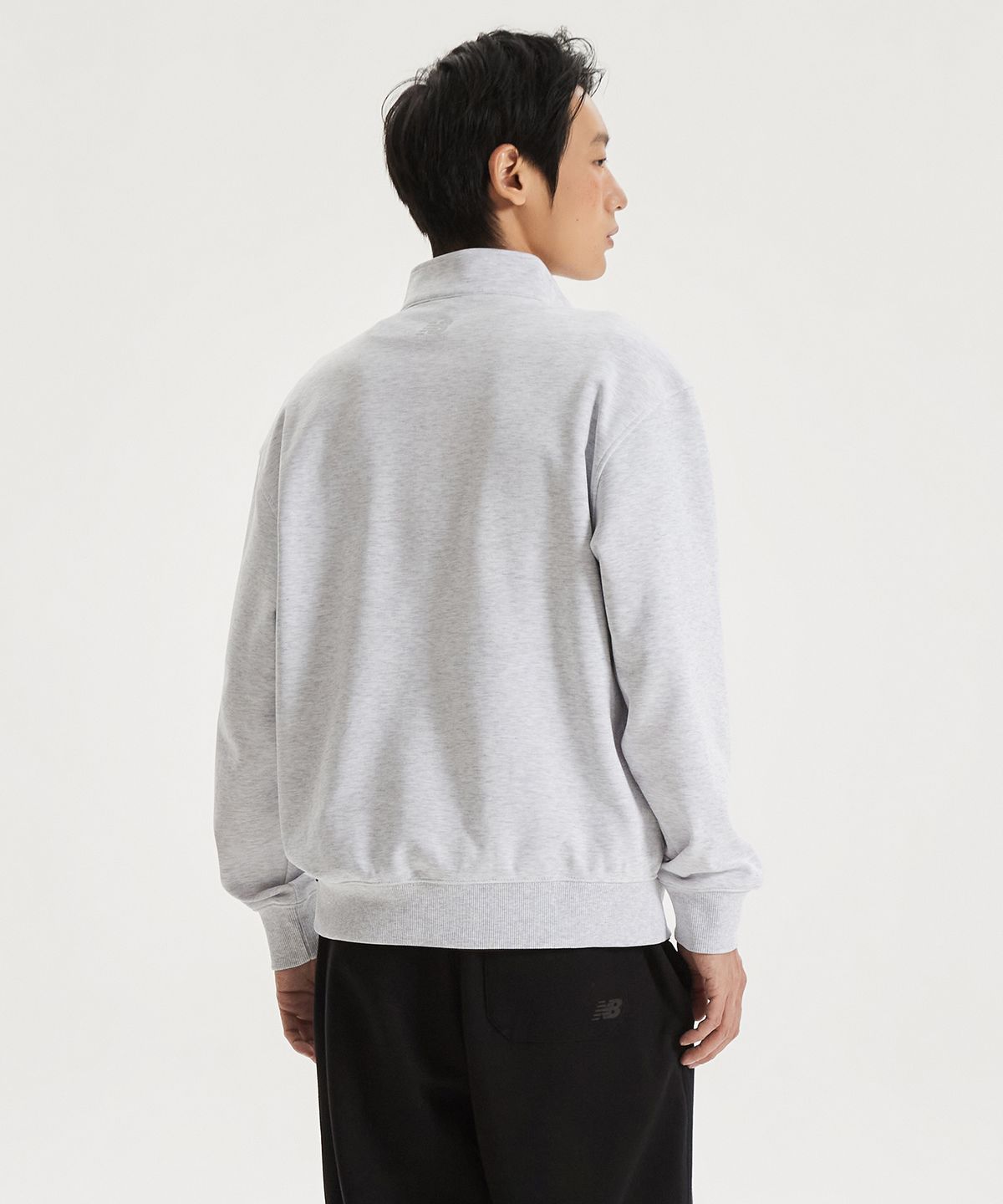 뉴발란스(NEW BALANCE) NBNCG11213 / UNI 에센셜 스몰로고 반집업 맨투맨 (LIGHT GRAY)