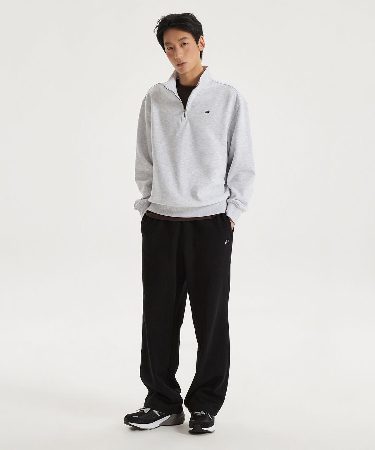 뉴발란스(NEW BALANCE) NBNCG11213 / UNI 에센셜 스몰로고 반집업 맨투맨 (LIGHT GRAY)