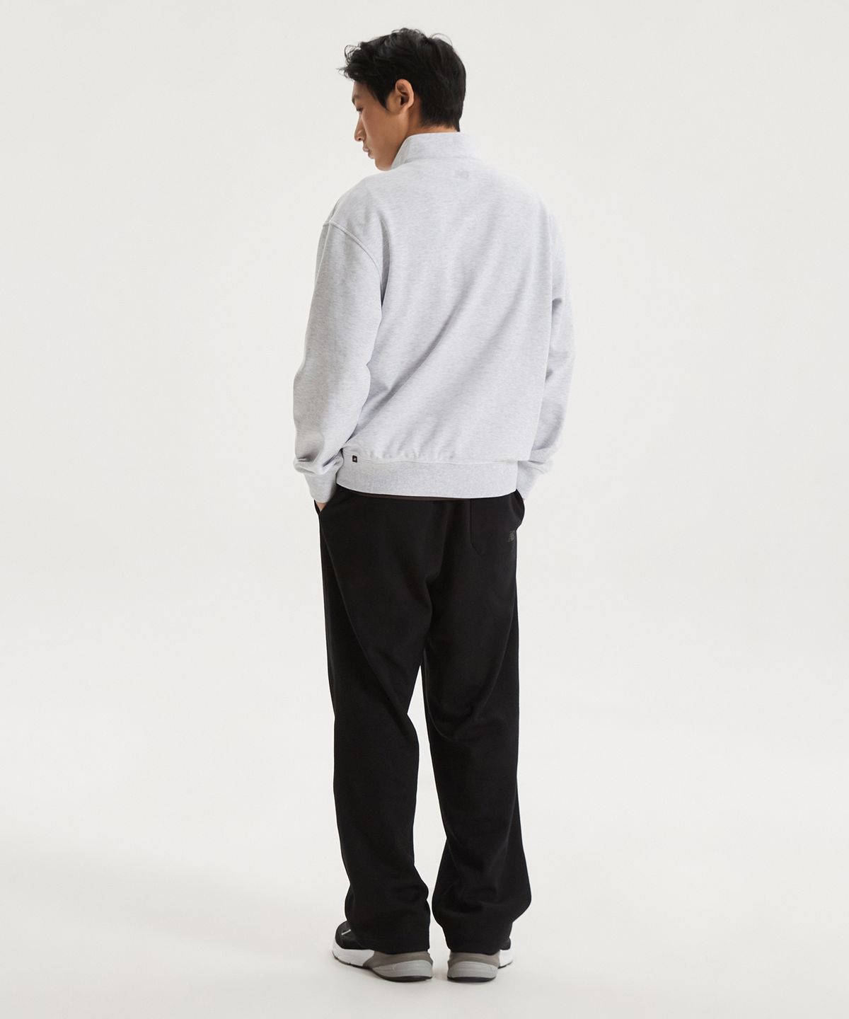 뉴발란스(NEW BALANCE) NBNCG11213 / UNI 에센셜 스몰로고 반집업 맨투맨 (LIGHT GRAY)