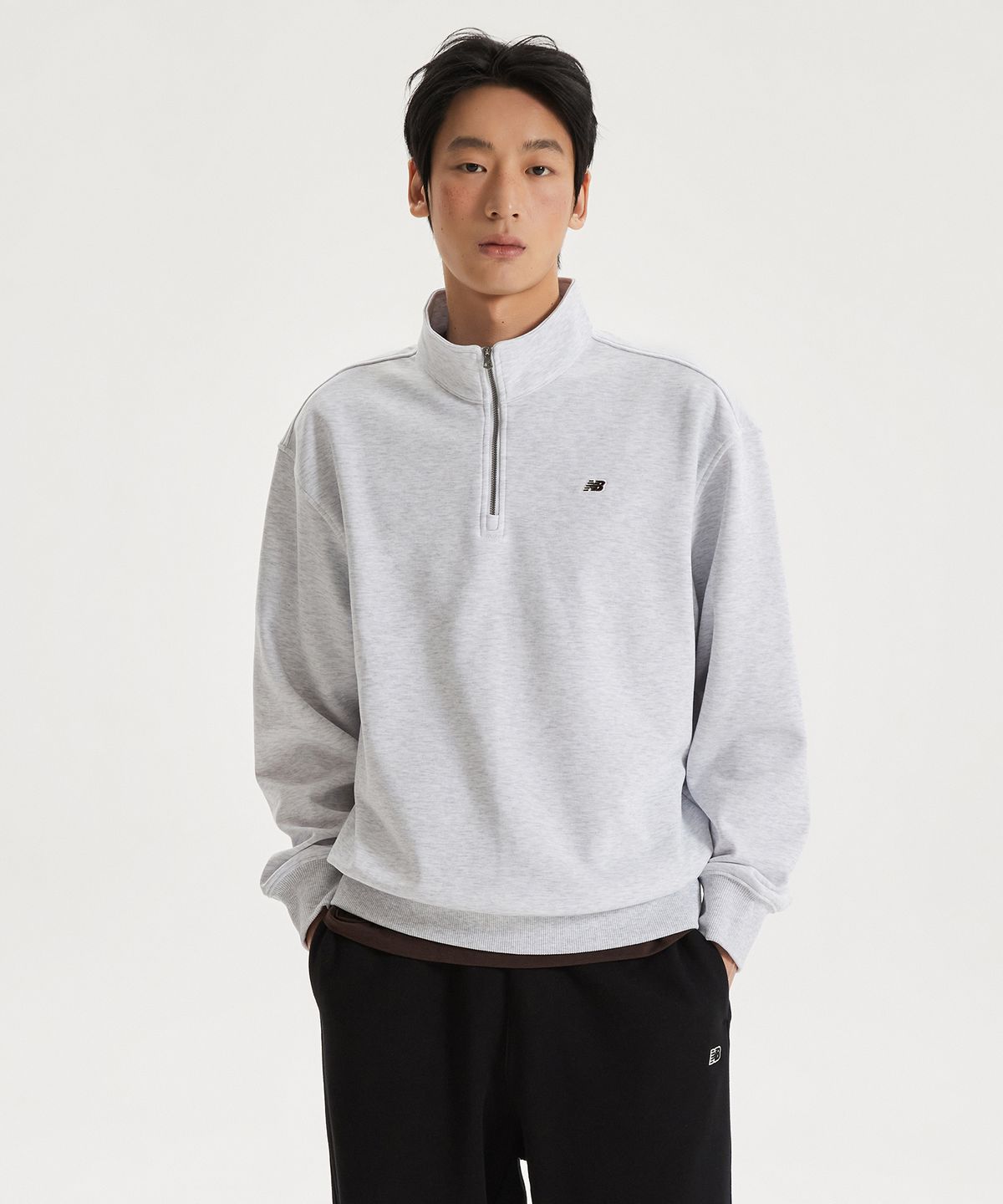 뉴발란스(NEW BALANCE) NBNCG11213 / UNI 에센셜 스몰로고 반집업 맨투맨 (LIGHT GRAY)