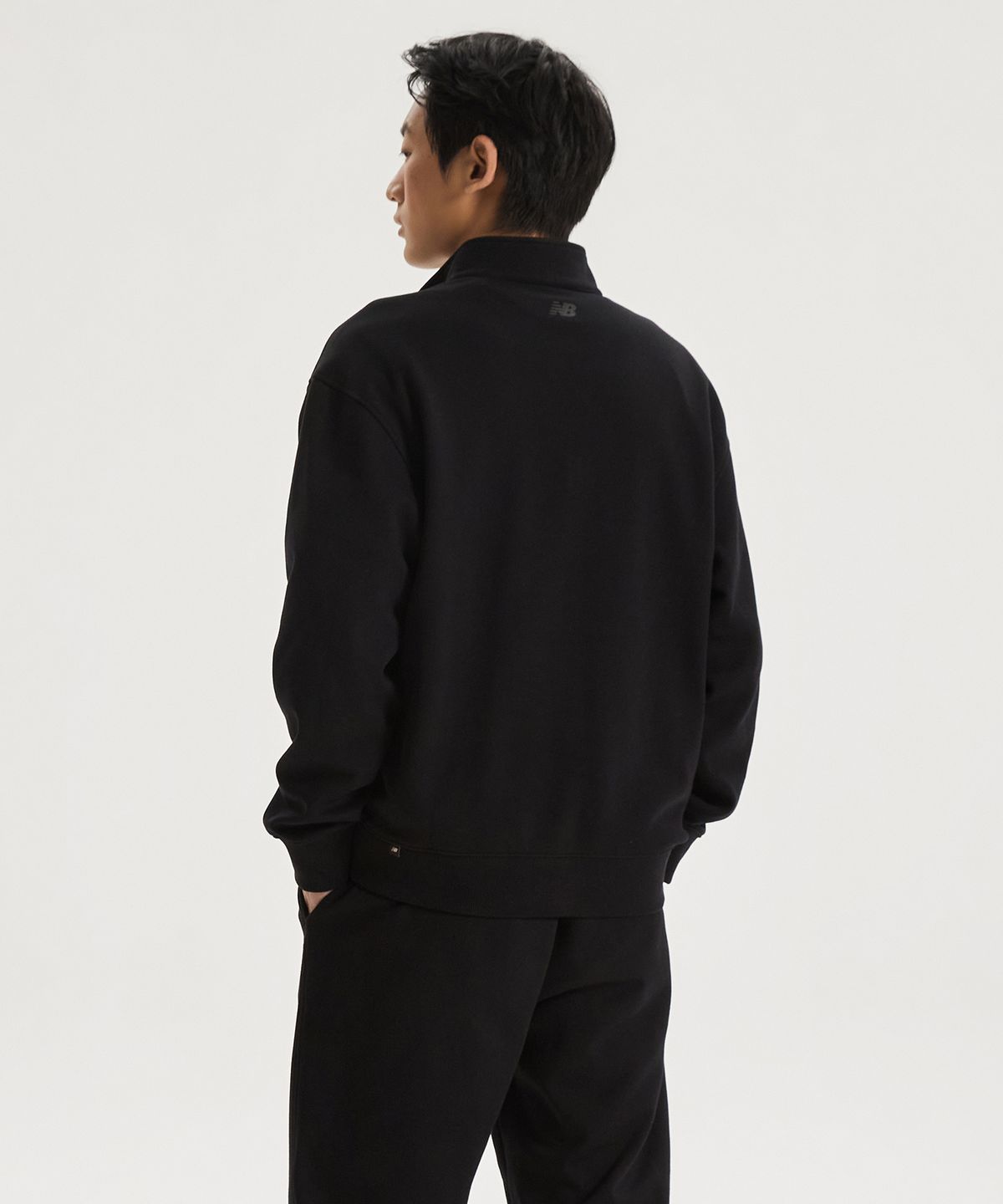 뉴발란스(NEW BALANCE) NBNCG11213 / UNI 에센셜 스몰로고 반집업 맨투맨 (BLACK)