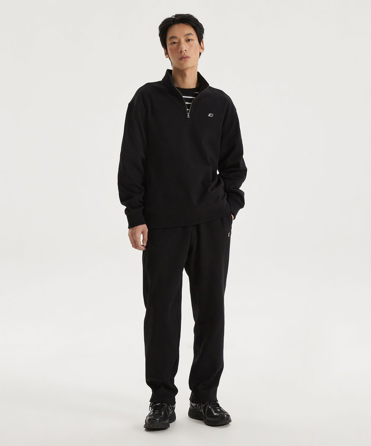 뉴발란스(NEW BALANCE) NBNCG11213 / UNI 에센셜 스몰로고 반집업 맨투맨 (BLACK)