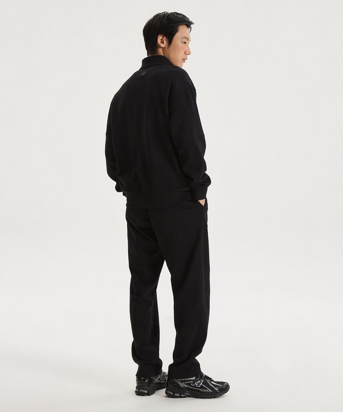 뉴발란스(NEW BALANCE) NBNCG11213 / UNI 에센셜 스몰로고 반집업 맨투맨 (BLACK)
