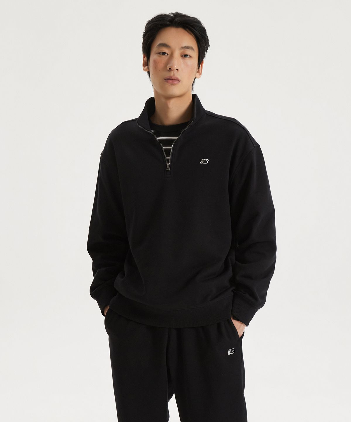 뉴발란스(NEW BALANCE) NBNCG11213 / UNI 에센셜 스몰로고 반집업 맨투맨 (BLACK)